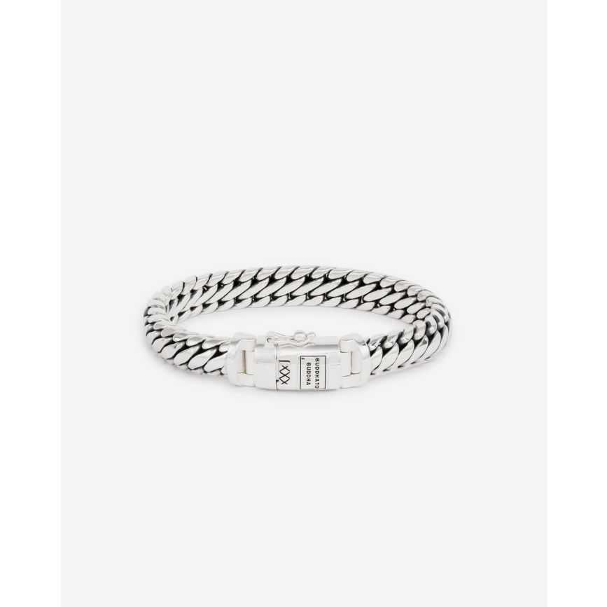 De Ben schakel, een tijdloze klassieker en een essentieel onderdeel van de Buddha to Buddha collectie. Deze gerecycled zilveren armband is een van onze populairste armbanden. Ontworpen in Amsterdam en met toewijding met de hand vervaardigd door onze zilversmeden in Zuidoost-Azië. Dit tijdloze ontwerp wordt met grote vakmanschap geproduceerd, waarbij elke armband gemiddeld 7 dagen passievolle toewijding vereist. De zilveren Ben armband laat zich moeiteloos combineren met andere Buddha to Buddha sieraden en is iets slanker dan de Ben Medium armband. Het dragen van een Ben sieraad betekent dat je kracht en moed met je meedraagt!