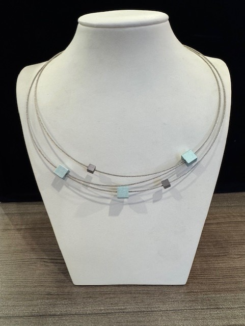 Stalen collier 2 draden + aluminium kubussen blauw - antraciet 