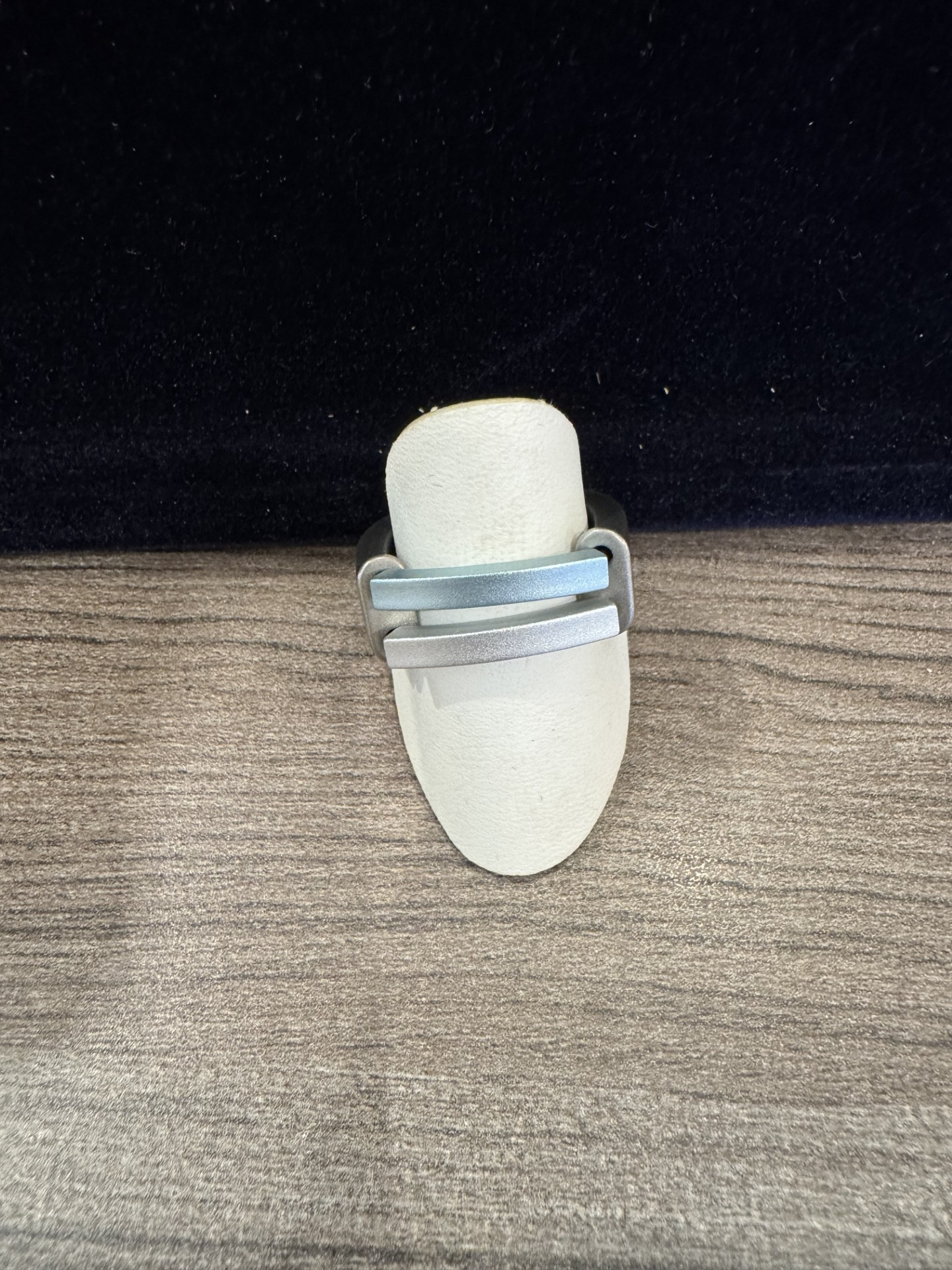 Aluminium ring 2 rubberen banden + 1 licht blauwe - 1zilveren buisjes
maat is flexibel 