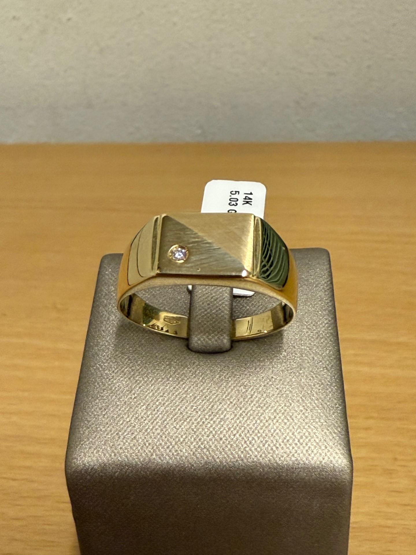 De FRA4-39 is een verfijnde ring van het merk "Undefined", perfect voor elke gelegenheid. Deze prachtige ring valt onder de categorie 'Jewel' en is ontworpen als een stijlvolle accessoire om uw outfit compleet te maken. Draag hem solo voor een subtiele elegantie of combineer met andere sieraden voor een gedurfde look.