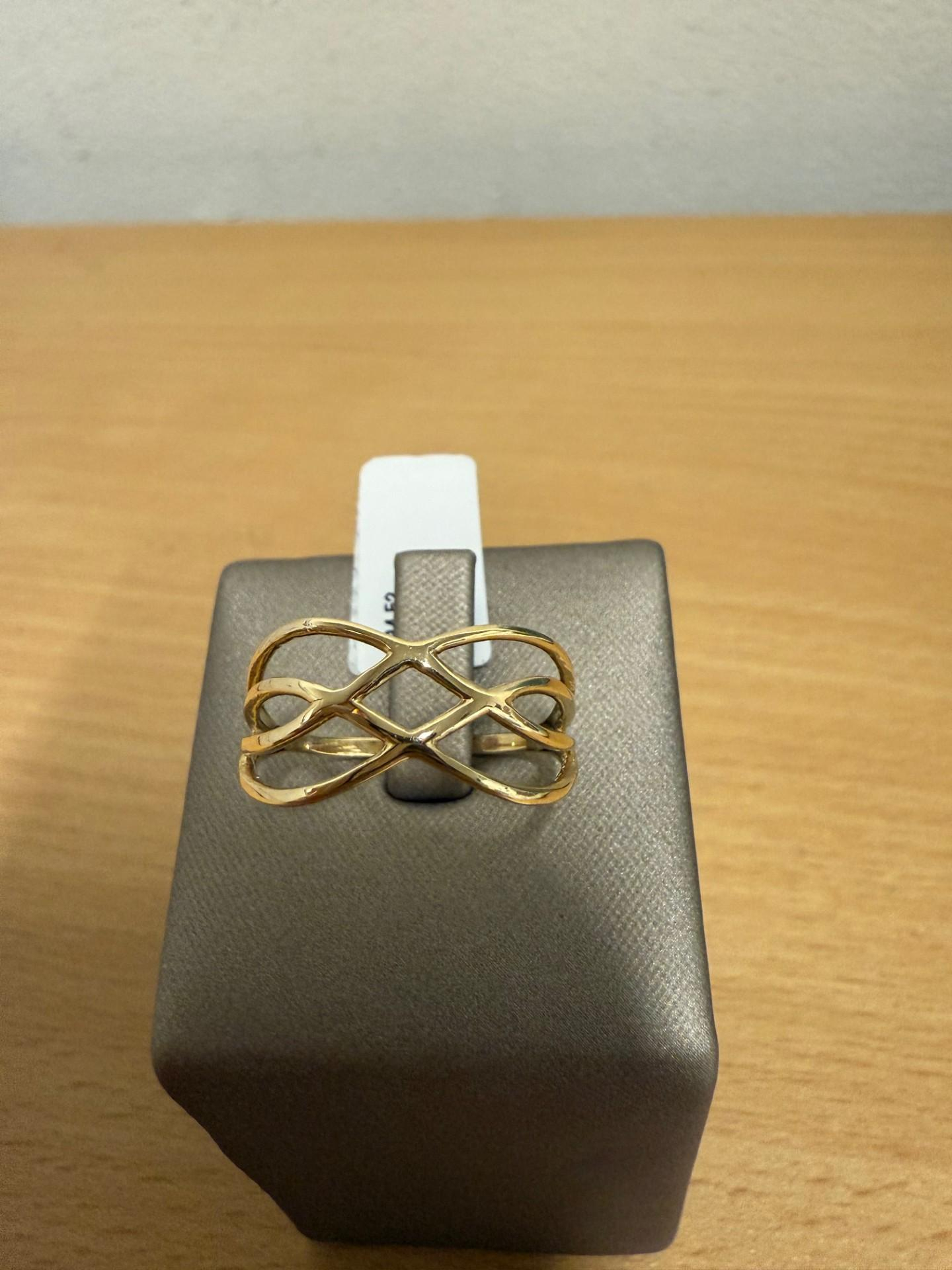 Product FR4-52 van een onbekend merk valt onder de categorie 'Sieraad' en specifiek 'Ring'. Deze elegante ring kan perfect gedragen worden als een statementstuk op een avondje uit of voor dagelijks gebruik voor een subtiele touch van klasse. Combineer met andere sieraden of draag solo voor een minimalistische uitstraling. Een must-have voor elke sieradenliefhebber!