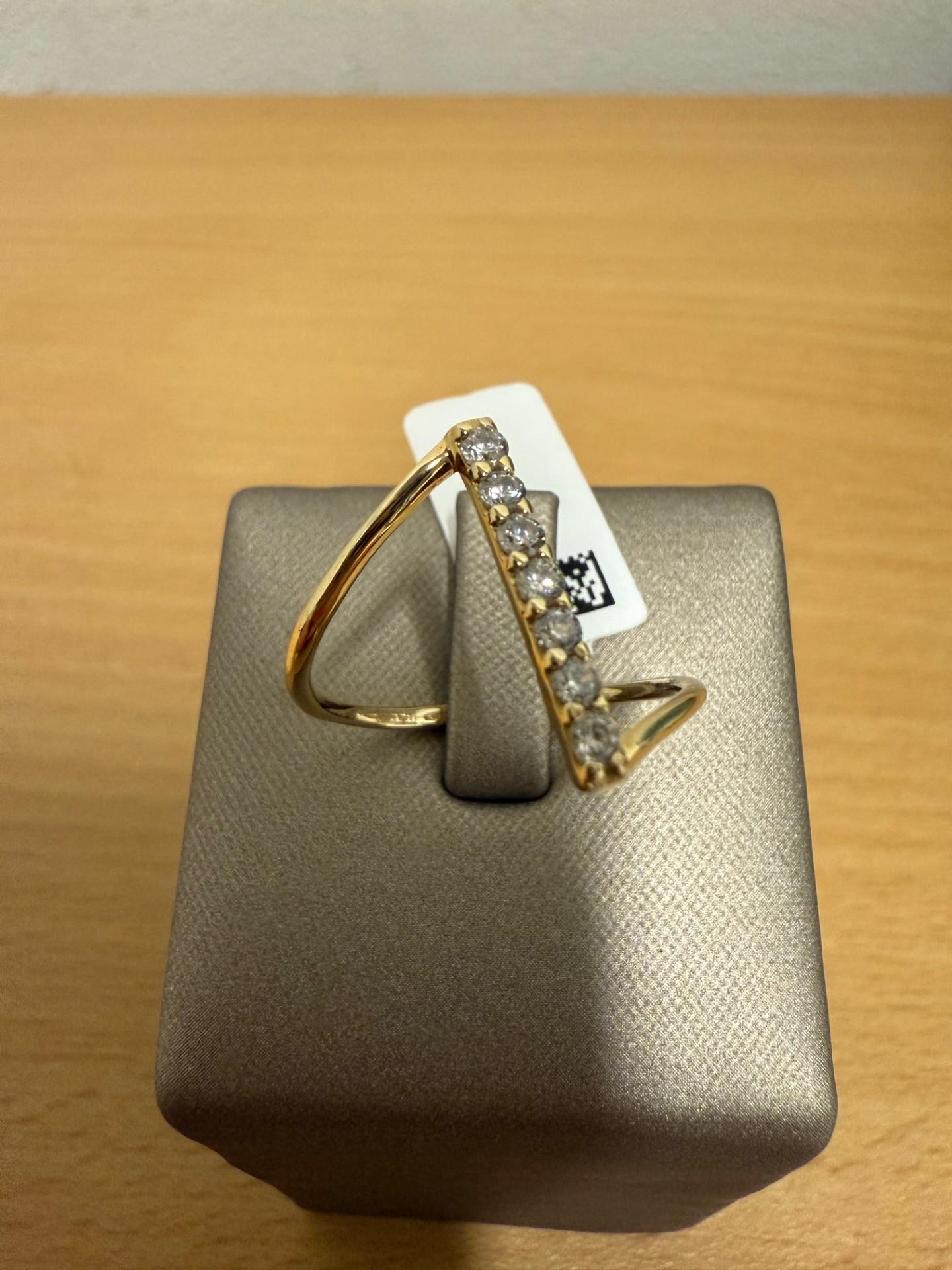 De FR4-61 ring is een prachtige accessoire van de JEWEL-categorie. Dit juweel is perfect om elke outfit te verfraaien. Draag hem aan de ringvinger voor een klassieke look of combineer met andere ringen voor een moderne stijl. Deze veelzijdigheid maakt het een must-have voor elke sieradenliefhebber. Voeg elegantie toe aan jouw collectie met deze ring!