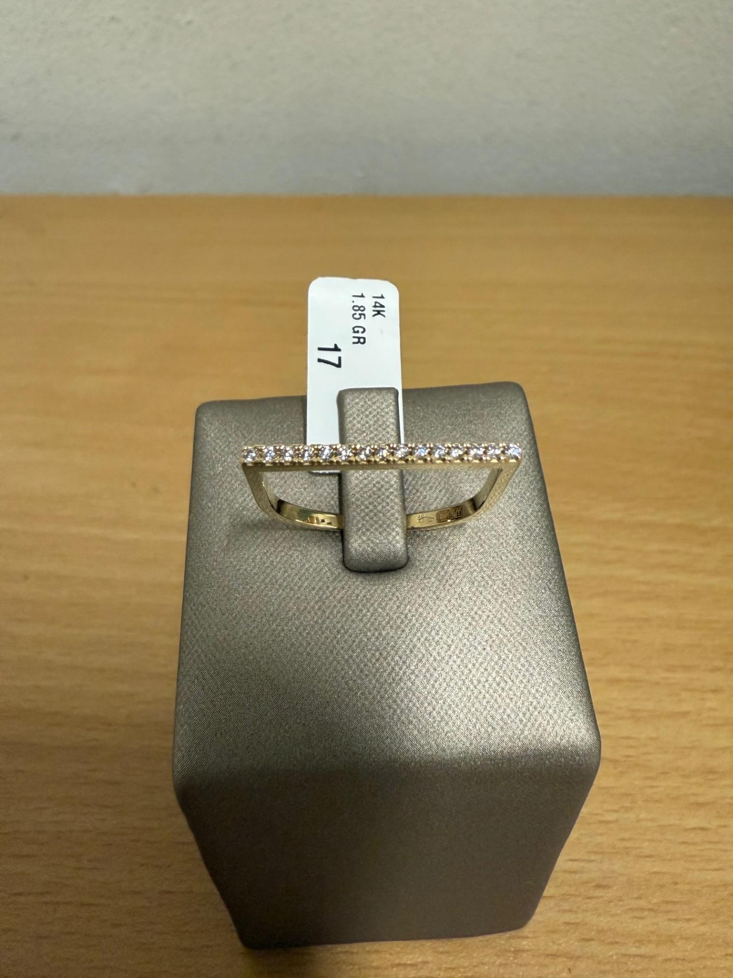 De FR4-106 ring uit de JEWEL collectie is een verfijnd en elegant sieraad. Deze ring voegt een vleugje luxe toe aan elke outfit. Draag hem als een statement piece op een speciale gelegenheid of combineer subtiel met andere accessoires voor een dagelijkse look. Ideaal voor zowel formele als informele gelegenheden. Een must-have voor elke sieradenliefhebber.