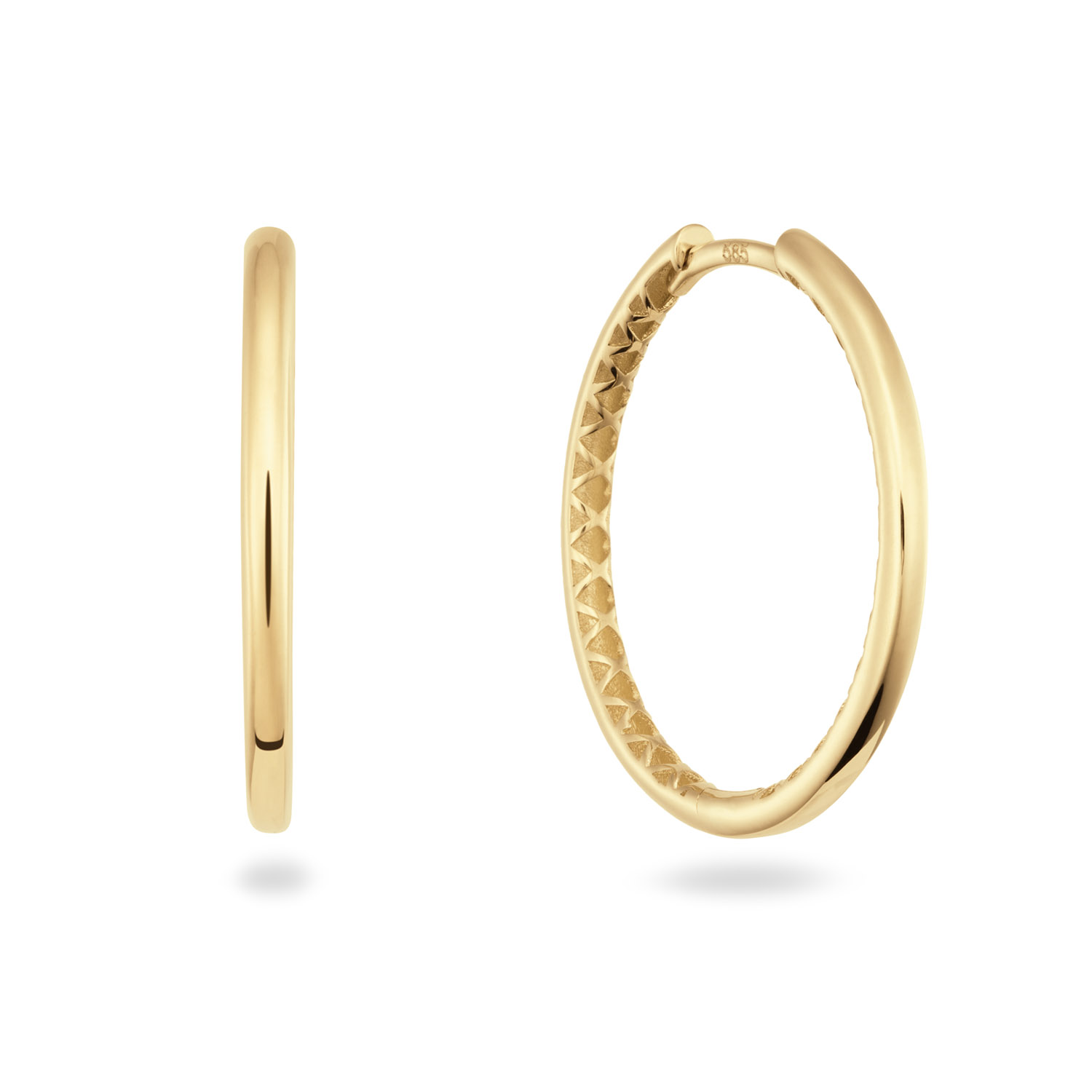 De Klapoorring Rond 20 mm GG 585, modelnummer 207018720, van een onbekend merk is een elegante creool van goud met een gewicht van 2,26 gram. De oorbel heeft een diepte en breedte van 2,0 mm. Perfect voor dagelijks gebruik of speciale gelegenheden, combineer deze creolen met andere gouden sieraden voor een stijlvolle look.