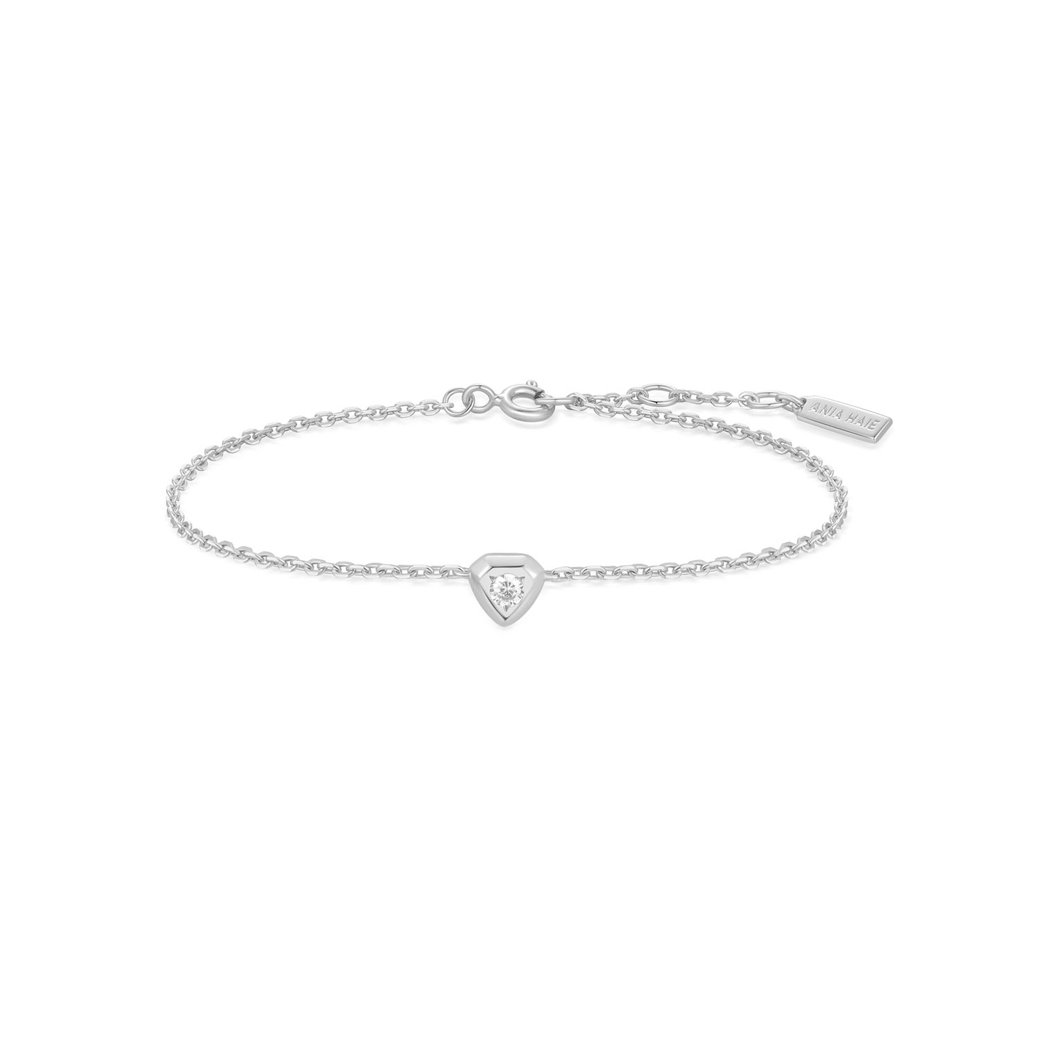 HET MERK
Geïnspireerd door de laatste fashion trends is Ania Haie het toonaangevende sieradenmerk voor hoogkwalitatieve maar ook betaalbare zilveren sieraden, zonder op de kwaliteit in te leveren. Iedere collectie is gebaseerd op de laatste catwalktrends, waardoor Ania Haie snel tot hét sieradenmerk voor stijlbewuste consumenten is verkozen. Elk sieraad wordt ontworpen om te combineren met andere sieraden waardoor je je eigen look kunt creëren. Maar ook zijn Ania Haie sieraden opvallend genoeg om op zichzelf te dragen.

SPECIFICATIES
- Ania Haie
- Armband
- 925 zilver met rhodium plating
- Lengte 18,5cm
- AH B067-01H