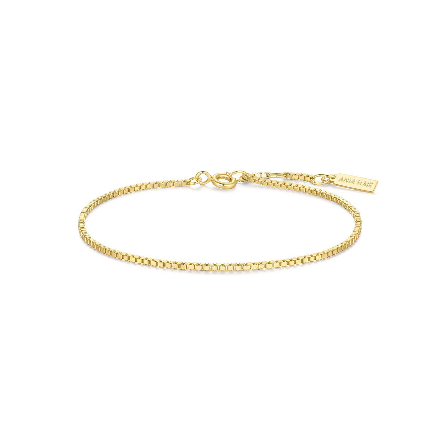 HET MERK
Geïnspireerd door de laatste fashion trends is Ania Haie het toonaangevende sieradenmerk voor hoogkwalitatieve maar ook betaalbare zilveren sieraden, zonder op de kwaliteit in te leveren. Iedere collectie is gebaseerd op de laatste catwalktrends, waardoor Ania Haie snel tot hét sieradenmerk voor stijlbewuste consumenten is verkozen. Elk sieraad wordt ontworpen om te combineren met andere sieraden waardoor je je eigen look kunt creëren. Maar ook zijn Ania Haie sieraden opvallend genoeg om op zichzelf te dragen.

SPECIFICATIES
- Ania Haie
- Armband
- 925 zilver met gold plating
- Lengte 18,5cm
- AH B068-01G