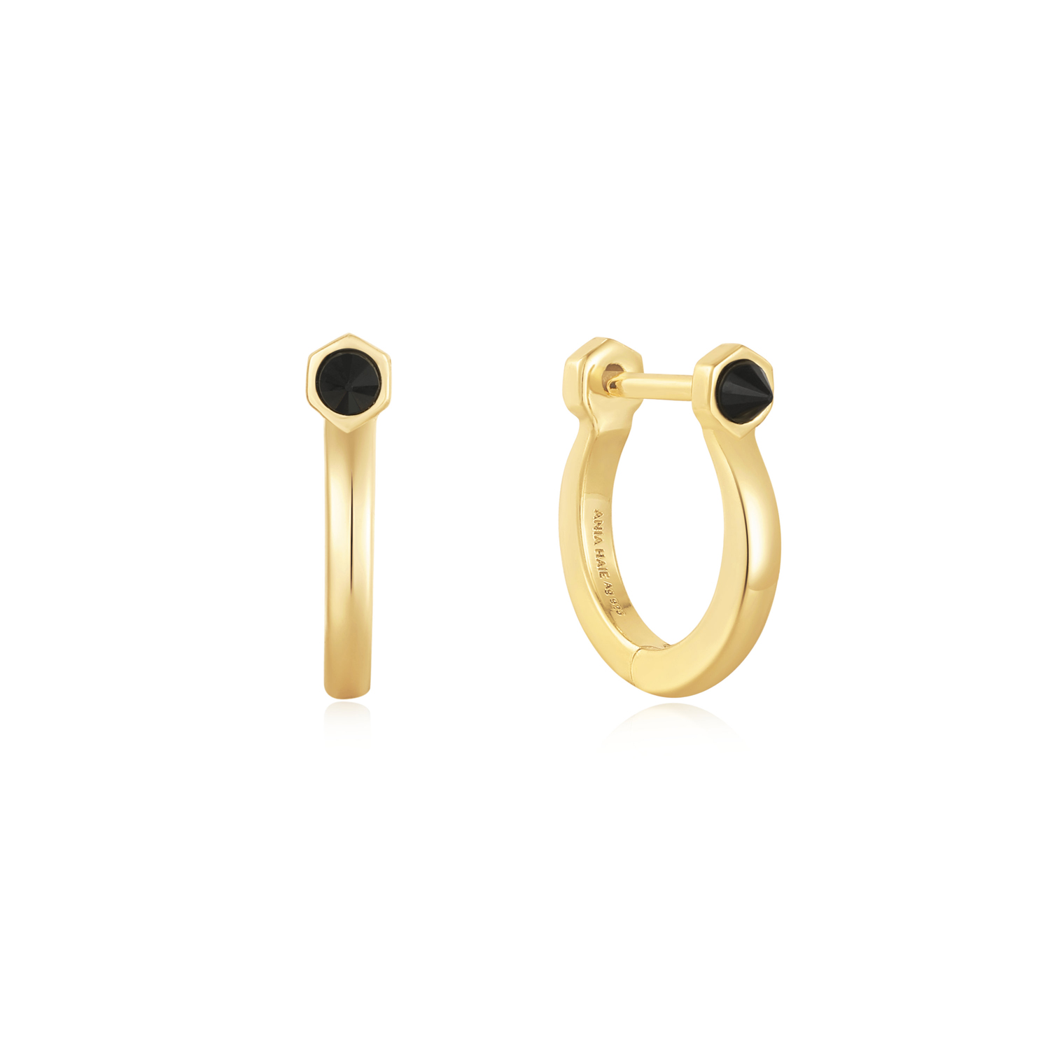 Je nieuwe seizoen huggie update is hier: onze prachtige 14kt vergulde sterling zilveren en agaat huggies. Deze strakke, hoekige gouden ringetjes zijn afgewerkt met een chique zwart agaat stud detail. Combineer de jouwe met andere oorbellen om het punk-ge&iuml;nspireerde edelsteendetail te laten spreken.

HET MERK
Ge&iuml;nspireerd door de laatste fashion trends is Ania Haie het toonaangevende sieradenmerk voor hoogkwalitatieve maar ook betaalbare zilveren sieraden, zonder op de kwaliteit in te leveren. Iedere collectie is gebaseerd op de laatste catwalktrends, waardoor Ania Haie snel tot h&eacute;t sieradenmerk voor stijlbewuste consumenten is verkozen. Elk sieraad wordt ontworpen om te combineren met andere sieraden waardoor je je eigen look kunt cre&euml;ren. Maar ook zijn Ania Haie sieraden opvallend genoeg om op zichzelf te dragen.

SPECIFICATIES
- Ania Haie
- Oorsieraad
- 925 zilver met gold plating
- Lengte 8,5mm
- AH E053-04G