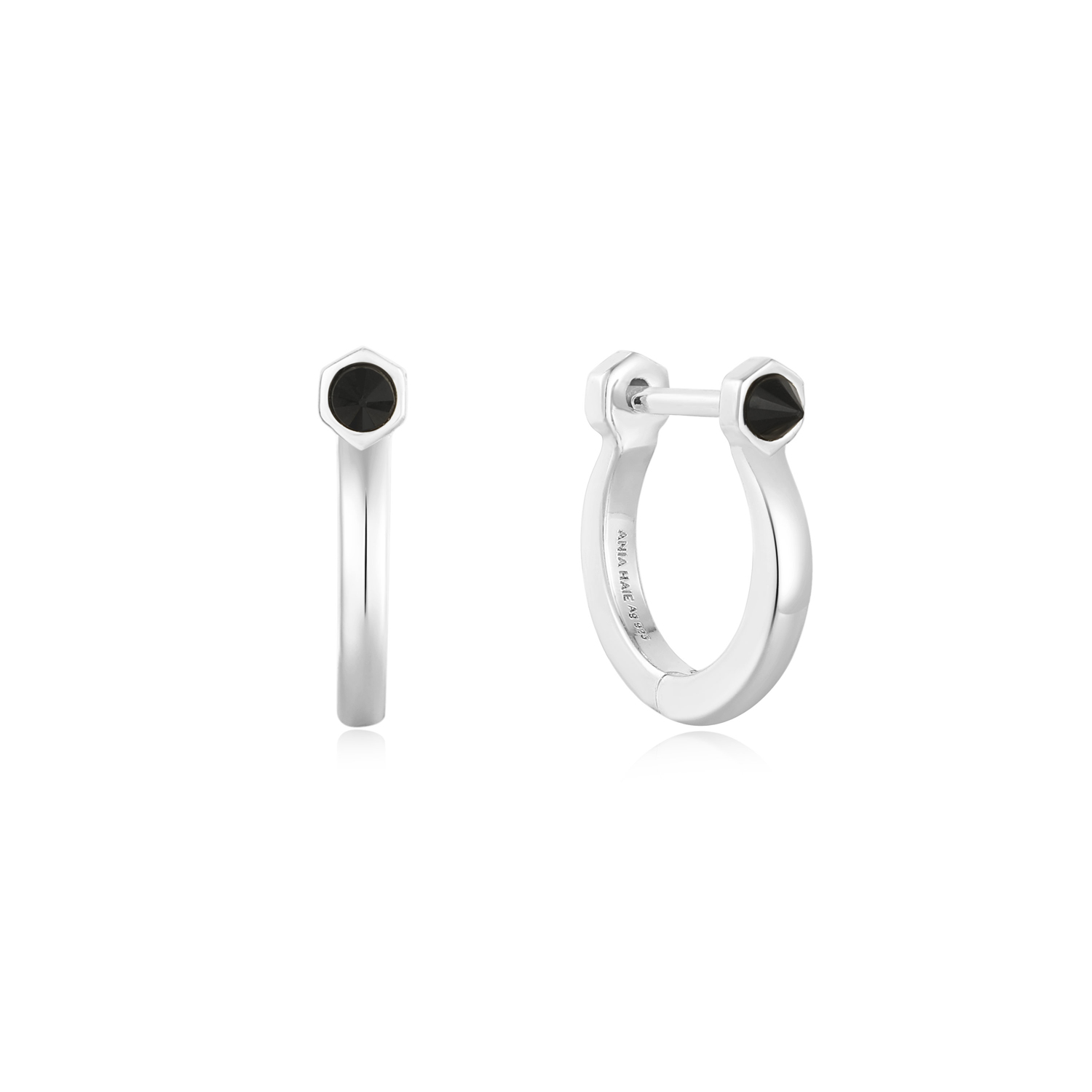 Je nieuwe seizoen huggie update is hier: onze prachtige gerhodineerde sterling zilveren en agaat huggies. Deze strakke, hoekige gouden ringetjes zijn afgewerkt met een chique zwart agaat stud detail. Combineer de jouwe met andere oorbellen om het punk-ge&iuml;nspireerde edelsteendetail te laten spreken.

HET MERK
Ge&iuml;nspireerd door de laatste fashion trends is Ania Haie het toonaangevende sieradenmerk voor hoogkwalitatieve maar ook betaalbare zilveren sieraden, zonder op de kwaliteit in te leveren. Iedere collectie is gebaseerd op de laatste catwalktrends, waardoor Ania Haie snel tot h&eacute;t sieradenmerk voor stijlbewuste consumenten is verkozen. Elk sieraad wordt ontworpen om te combineren met andere sieraden waardoor je je eigen look kunt cre&euml;ren. Maar ook zijn Ania Haie sieraden opvallend genoeg om op zichzelf te dragen.

SPECIFICATIES
- Ania Haie
- Oorsieraad
- 925 zilver 
- Lengte 8,5mm
- AH E053-04H