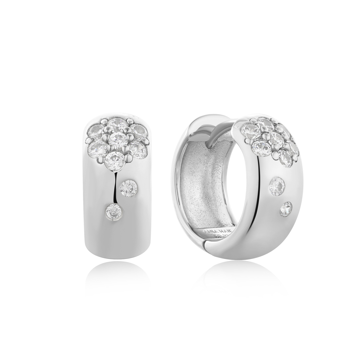 Een must voor elke trendy sieradencollectie, ontdek onze frisse kijk op dikke gouden oorringen. Gemaakt van gerhodineerde sterlingzilver en afgewerkt met een chique cluster van fonkelende zirkonia's, geven deze opvallende hoops elke look een boost. 

HET MERK
Ge&iuml;nspireerd door de laatste fashion trends is Ania Haie het toonaangevende sieradenmerk voor hoogkwalitatieve maar ook betaalbare zilveren sieraden, zonder op de kwaliteit in te leveren. Iedere collectie is gebaseerd op de laatste catwalktrends, waardoor Ania Haie snel tot h&eacute;t sieradenmerk voor stijlbewuste consumenten is verkozen. Elk sieraad wordt ontworpen om te combineren met andere sieraden waardoor je je eigen look kunt cre&euml;ren. Maar ook zijn Ania Haie sieraden opvallend genoeg om op zichzelf te dragen.

SPECIFICATIES
- Ania Haie
- Oorsieraad
- 925 zilver 
- Kristal
- AH E054-05H