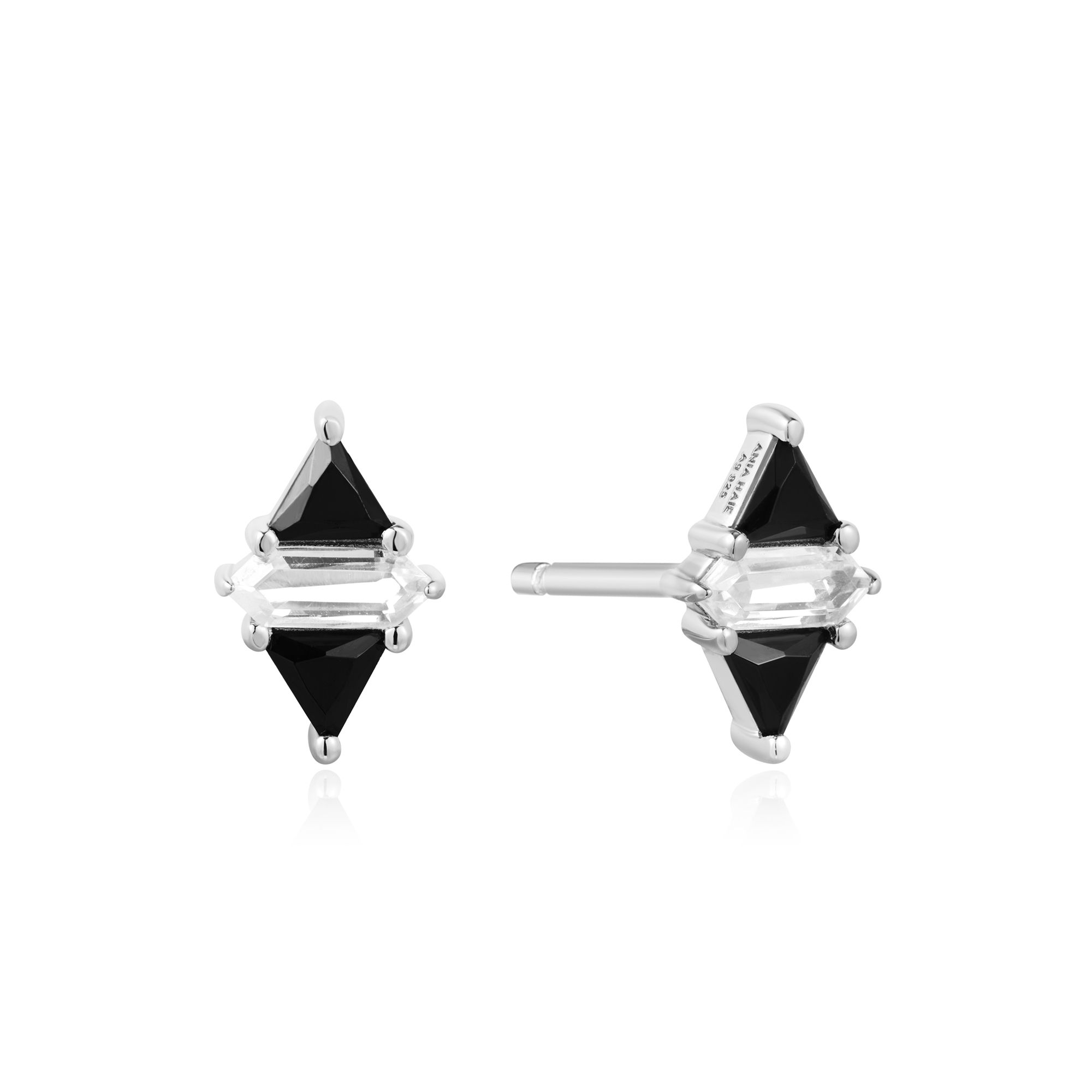 Verfraai je juwelengarderobe met onze unieke studs. Onze sieraden hebben een geometrische omtrek en zijn versierd met zwarte en witte zirkonia steentjes. Deze opvallende studs zijn gemaakt van gerhodineerd sterlingzilver en zijn de perfecte stapelbare sieraden om een statement te maken. 

HET MERK
Ge&iuml;nspireerd door de laatste fashion trends is Ania Haie het toonaangevende sieradenmerk voor hoogkwalitatieve maar ook betaalbare zilveren sieraden, zonder op de kwaliteit in te leveren. Iedere collectie is gebaseerd op de laatste catwalktrends, waardoor Ania Haie snel tot h&eacute;t sieradenmerk voor stijlbewuste consumenten is verkozen. Elk sieraad wordt ontworpen om te combineren met andere sieraden waardoor je je eigen look kunt cre&euml;ren. Maar ook zijn Ania Haie sieraden opvallend genoeg om op zichzelf te dragen.

SPECIFICATIES
- Ania Haie
- Oorbellen
- Lengte 9,3mm
- 925 zilver met gold/ rhodium plating
- AH E059-07H