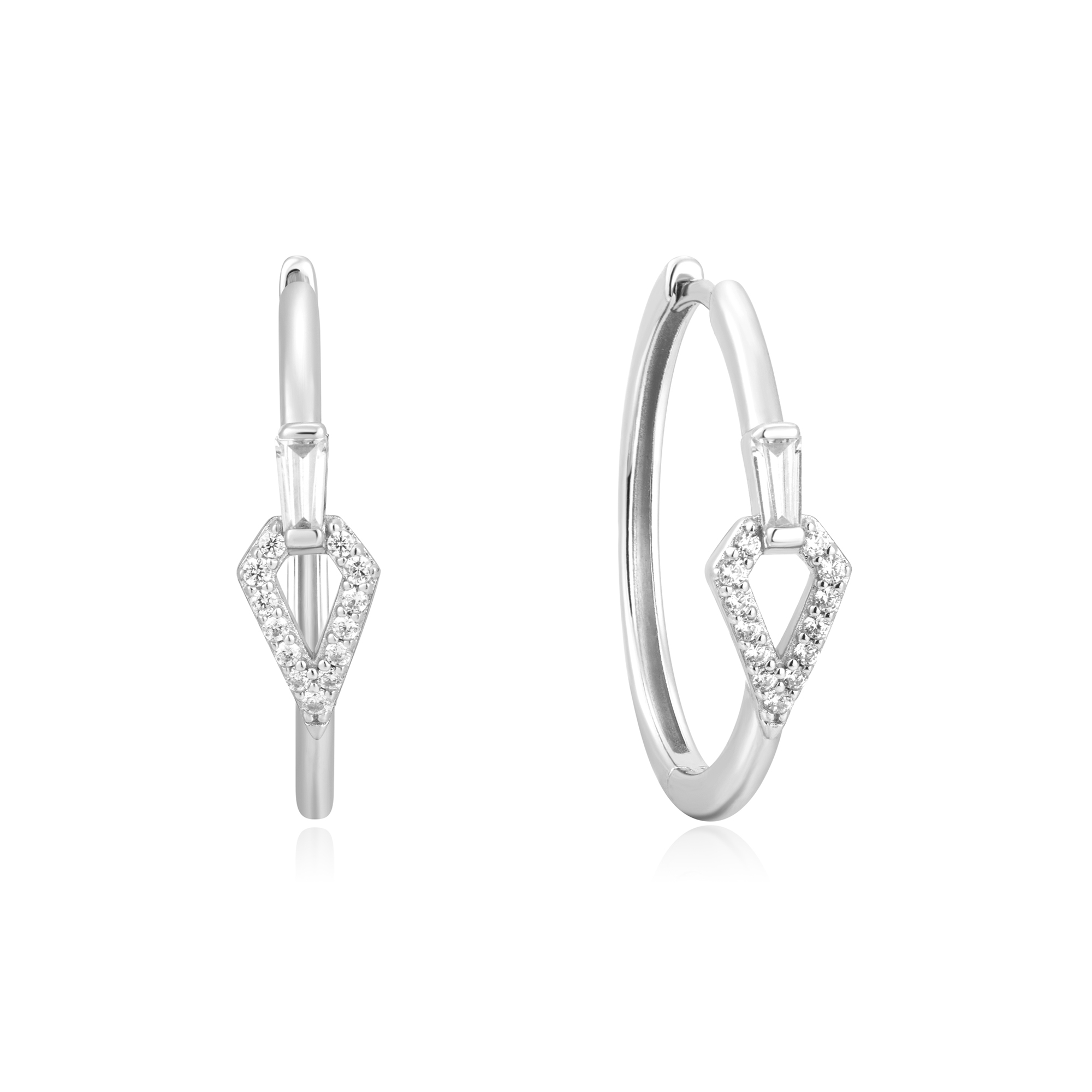 Verfraai je juwelengarderobe met onze briljante hoops. Deze opvallende oorbellen hebben een geometrische holle vorm en zijn afgewerkt met zirkonia s. Ze zijn statement genoeg om solo te dragen of om te combineren met andere studs, hoops en huggies.

HET MERK
Ge&iuml;nspireerd door de laatste fashion trends is Ania Haie het toonaangevende sieradenmerk voor hoogkwalitatieve maar ook betaalbare zilveren sieraden, zonder op de kwaliteit in te leveren. Iedere collectie is gebaseerd op de laatste catwalktrends, waardoor Ania Haie snel tot h&eacute;t sieradenmerk voor stijlbewuste consumenten is verkozen. Elk sieraad wordt ontworpen om te combineren met andere sieraden waardoor je je eigen look kunt cre&euml;ren. Maar ook zijn Ania Haie sieraden opvallend genoeg om op zichzelf te dragen.

SPECIFICATIES
- Ania Haie
- Oorbellen
- Lengte 22mm
- 925 zilver met gold/ rhodium plating
- AH E059-17H