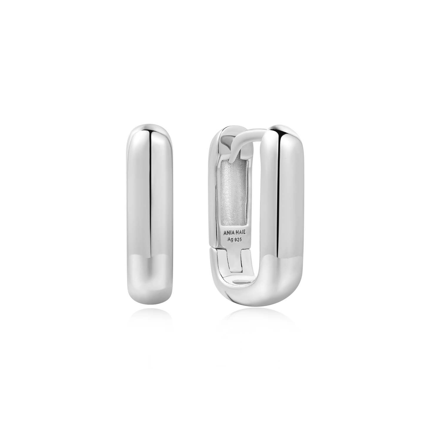 AH E061-11H
Omarm een langwerpige versie van een klassiek paar ovale oorringen, die perfect zijn voor elke dag. Dit eenvoudige maar opvallende paar is altijd de perfecte must-have toevoeging aan je ear party.

HET MERK
Geïnspireerd door de laatste fashion trends is Ania Haie het toonaangevende sieradenmerk voor hoogkwalitatieve maar ook betaalbare zilveren sieraden, zonder op de kwaliteit in te leveren. Iedere collectie is gebaseerd op de laatste catwalktrends, waardoor Ania Haie snel tot hét sieradenmerk voor stijlbewuste consumenten is verkozen. Elk sieraad wordt ontworpen om te combineren met andere sieraden waardoor je je eigen look kunt creëren. Maar ook zijn Ania Haie sieraden opvallend genoeg om op zichzelf te dragen.

SPECIFICATIES
- Ania Haie
- Oorring
- 925 zilver met gold/ rhodium plating
- Lengte 13,5mm
- AH E061-11H