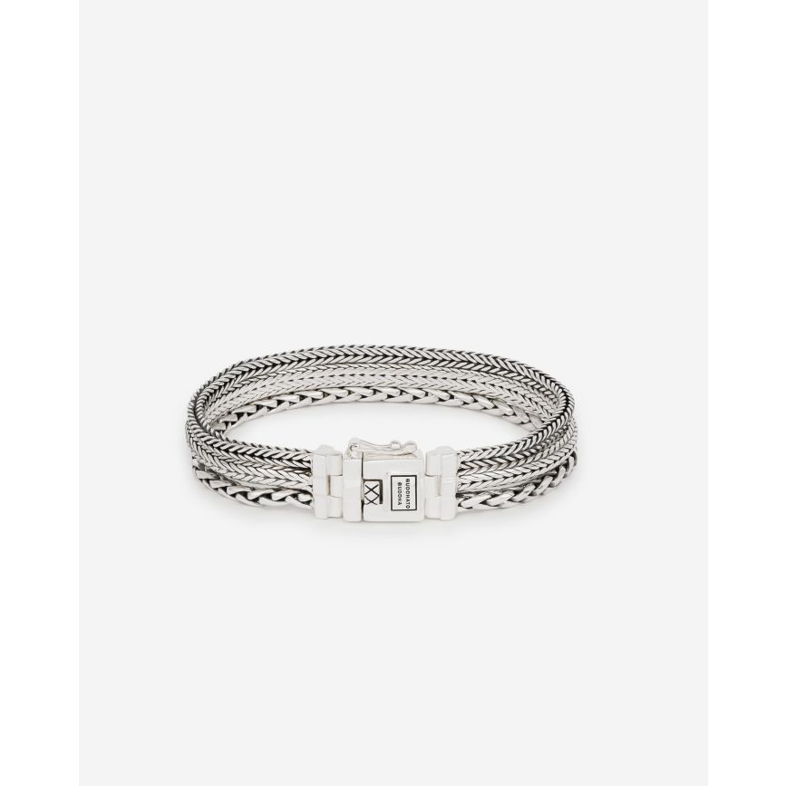 De Triple Mini Armband is een krachtige expressie van de essentie van ons merk- een viering van de kracht van verbinding. Deze armband verbindt drie verschillende armbanden, de populaire Barbara, Ellen en George, in één verfijnde creatie. Elke individuele band is zorgvuldig met de hand in elkaar geweven en daarna verbonden met de andere banden doormiddel van ons iconische slot. Vervaardigd in gerecycled zilver, straalt deze armband een tijdloze authenticiteit en kwaliteit uit. Ontworpen in Amsterdam, met de hand gemaakt in Zuid-Oost Azië. Draag het als een symbool van de harmonie in jouw leven.