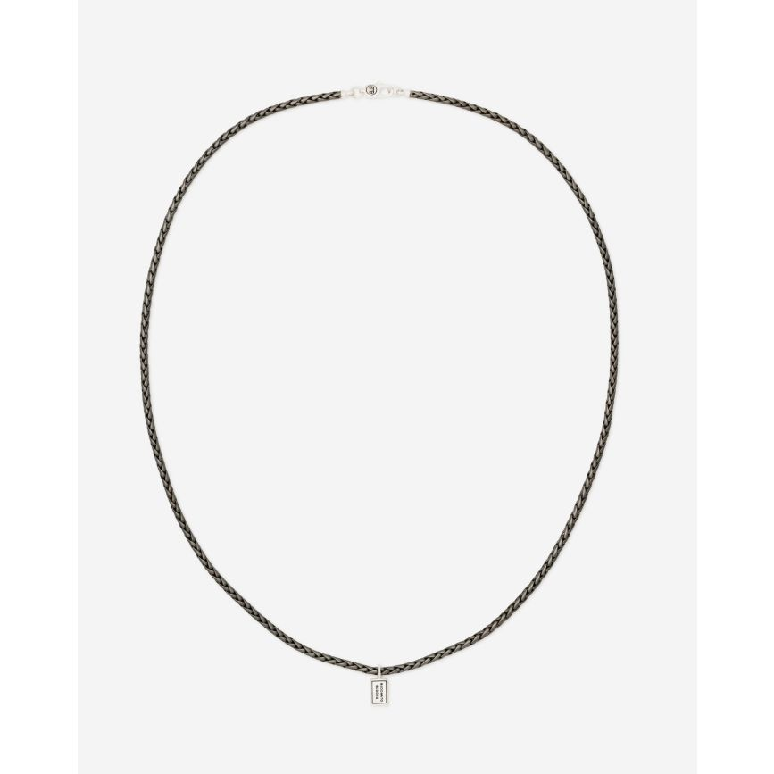 Herinneringen worden mooier naarmate de tijd verstrijkt. Net als de George XS halsketting van Buddha to Buddha. Het ontwerp van de George XS halsketting - met de unieke matte rhodium finishing en met de hand gepolijste zilveren details – is er speciaal voor gemaakt om de tijd vast te leggen en wordt unieker met de jaren. Jouw levensstijl, gecombineerd met de natuurlijke elementen, bepalen de uiteindelijke look van jouw sieraad. Vintage met een ruwe uitstraling. Een persoonlijk statement van jouw reis door het leven. De ketting heeft een lengte van 60 cm. Welke mijlpaal vier jij met dit sieraad?