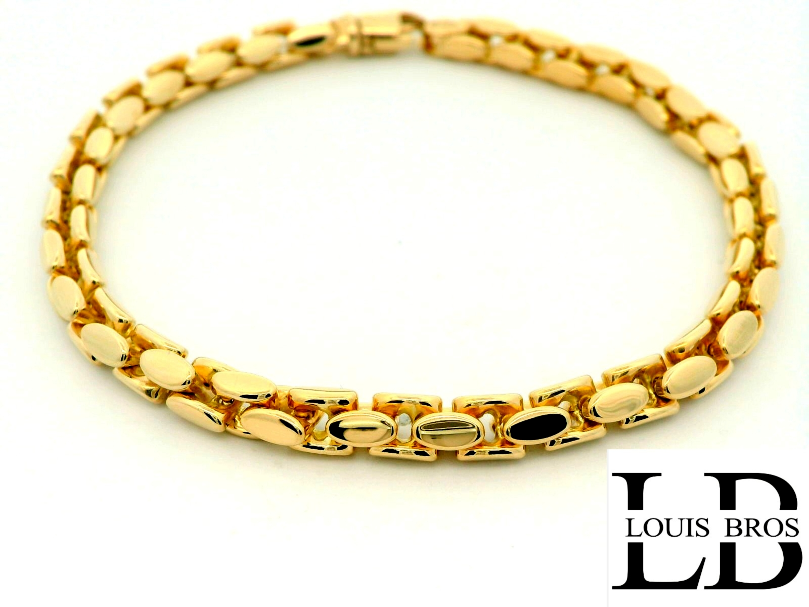 Ontdek de tijdloze schoonheid van deze exclusieve damesarmband, vervaardigd uit 14 karaat goud (12.91gr) en uitsluitend verkrijgbaar bij Juwelier Louis Bros. Het verfijnde ontwerp combineert klassieke elegantie met een moderne, stijlvolle uitstraling, waardoor dit sieraad een onmisbaar onderdeel wordt van iedere sieradencollectie. De warme glans van het goud weerspiegelt pure klasse en maakt de armband geschikt voor zowel dagelijks gebruik als bijzondere gelegenheden. Als onderdeel van de exclusieve collectie van Juwelier Louis Bros staat dit juweel garant voor vakmanschap, kwaliteit en een vleugje luxe die generaties lang gekoesterd kan worden.
De armband is verkrijgbaar in verschillende lengtes!