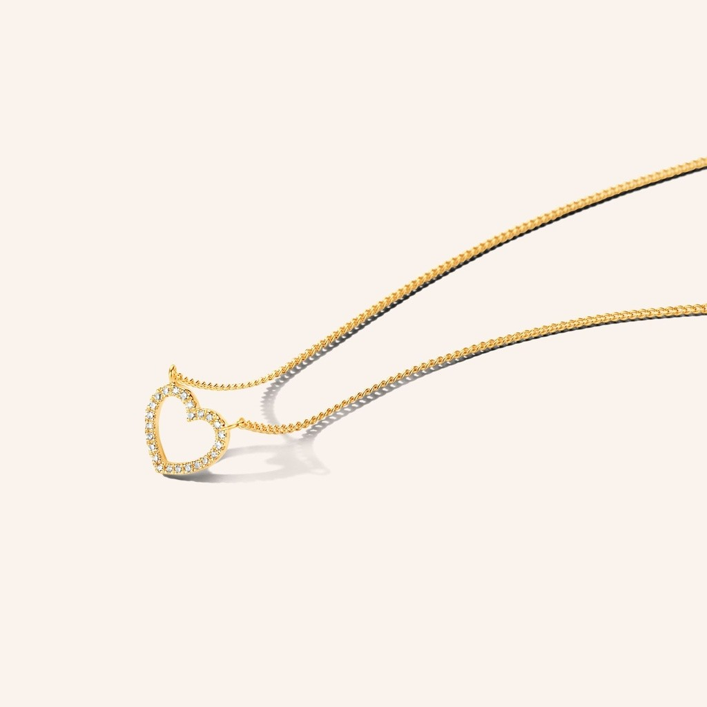 Zilveren halsketting van Diamanti Per Tutti.
Deze halsketting is verguld met geel goud.
De ketting heeft een open hart als motief dat bezet is met 24 briljanten (0,072 ct).
De ketting kan op drie lengtes gedragen worden: 38 cm - 40 cm - 42 cm.