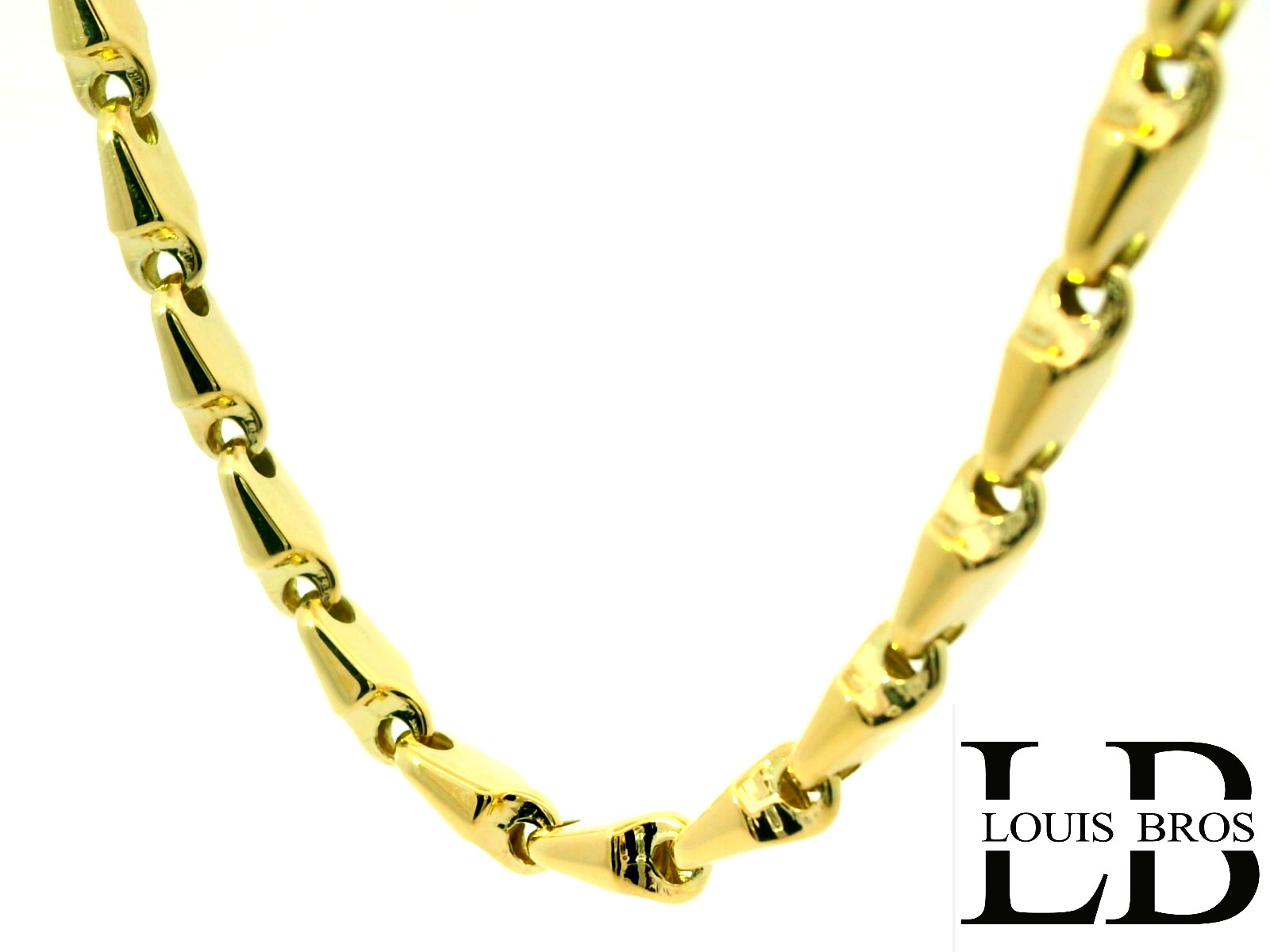 “Dit damescollier van 14 karaat geelgoud straalt luxe en verfijning uit. Het chique en elegante ontwerp is exclusief verkrijgbaar bij Juwelier Louis Bros en vormt een tijdloos sieraad dat generaties lang zijn schoonheid behoudt. Dankzij de warme glans van het goud is dit collier perfect te dragen bij zowel alledaagse elegantie als speciale gelegenheden.
Het collier is verkrijgbaar in verschillende lengtes.