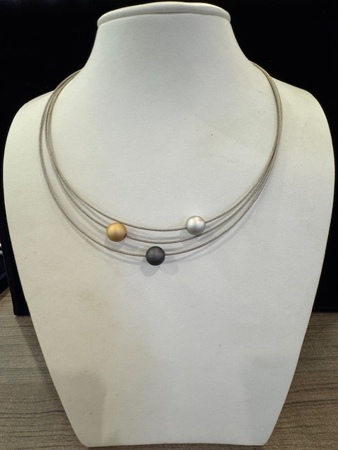 Stalen collier 3 draden Aluminium bollen goud zilver zwart
