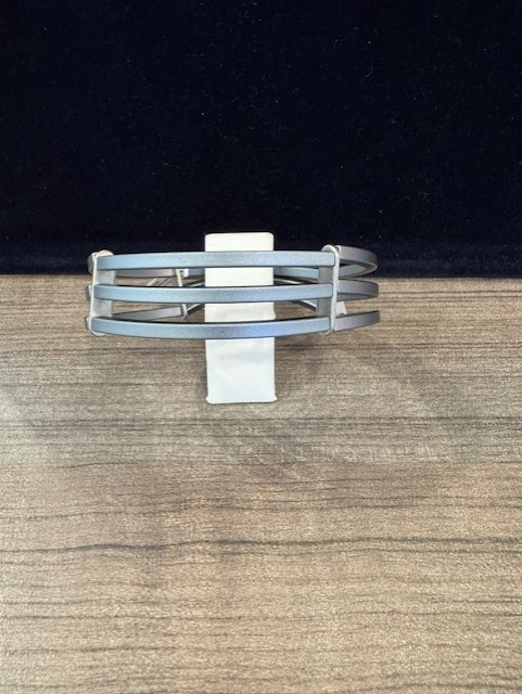 Aluminium armband 4 gebogen lijnen, 3 naast elkaar, donker blauw