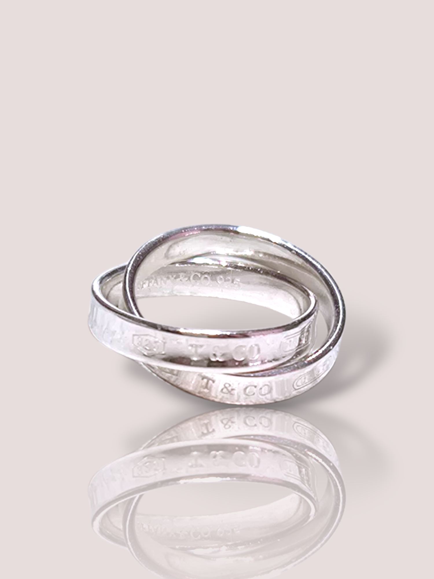 Deze Vintage zilveren Interlock ring van Tiffany & Co, is een prachtige sieraad in de categorie juwelen en specifiek als een ring. Deze tijdloze ring kan solo gedragen worden voor een subtiele elegantie of gecombineerd met andere ringen voor een gelaagde look. Perfect voor elke gelegenheid en een stijlvolle aanvulling op uw collectie.

De ring bestaat uit twee ringen die aan elkaar vast zitten en over elkaar geschoven zijn.