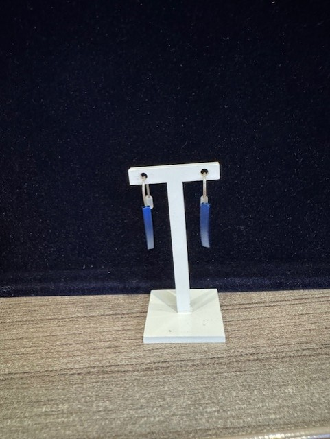 Stalen oorbellen aluminium gebogen rechthoek helder blauw