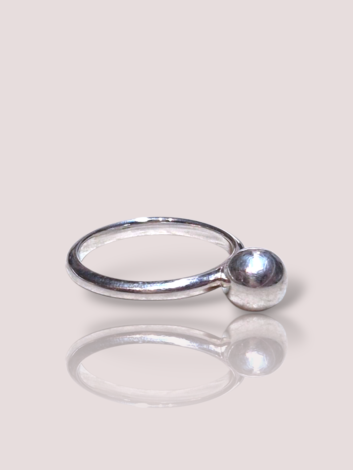 Deze vintage zilveren bolring van Tiffany & is een opvallend sieraad in de categorie ring. Gemaakt van hoogwaardig zilver, biedt het een klassieke en elegante uitstraling. Draag deze ring solo voor een verfijnde look of combineer met andere zilveren sieraden voor een trendy gelaagd effect, perfect voor elke gelegenheid.

De ring komt met het originele zakje.