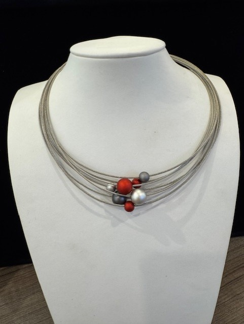Stalen collier met 7 draden Aluminium bolletjes zilver rood en grijs