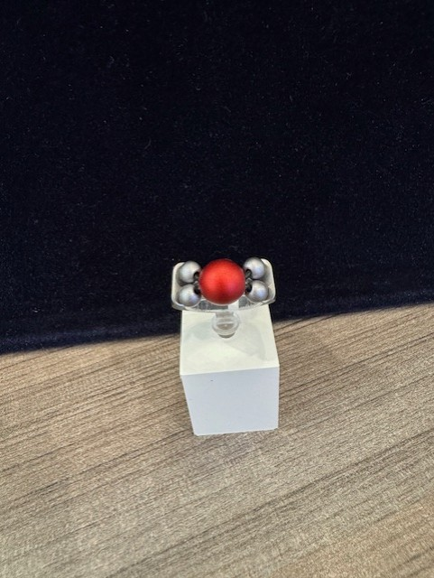 Aluminium ring rubber grote rode bol 4 kleine grijzen bolletjes 
ringmaat rekbaar