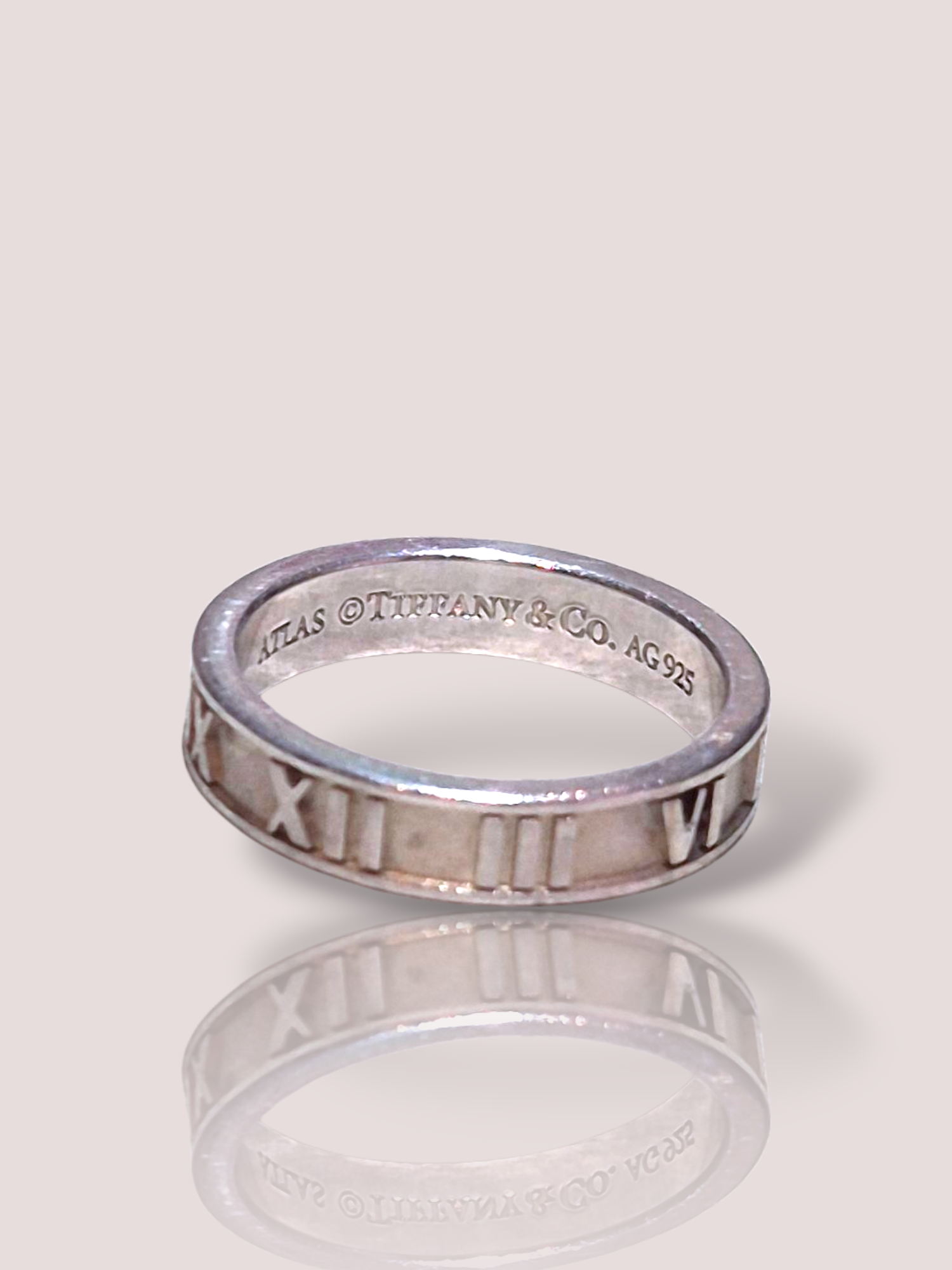 Deze prachtige Vintage Tiffany & Co zilveren ring schittert met elegante Romeinse cijfers. Deze exclusieve ring straalt een tijdloze charme uit zoals je dat van Tiffany gewend bent. Draag het als een statement stuk op je ringvinger of combineer subtiel met andere ringen voor een gelaagde look. Perfect voor elke gelegenheid!