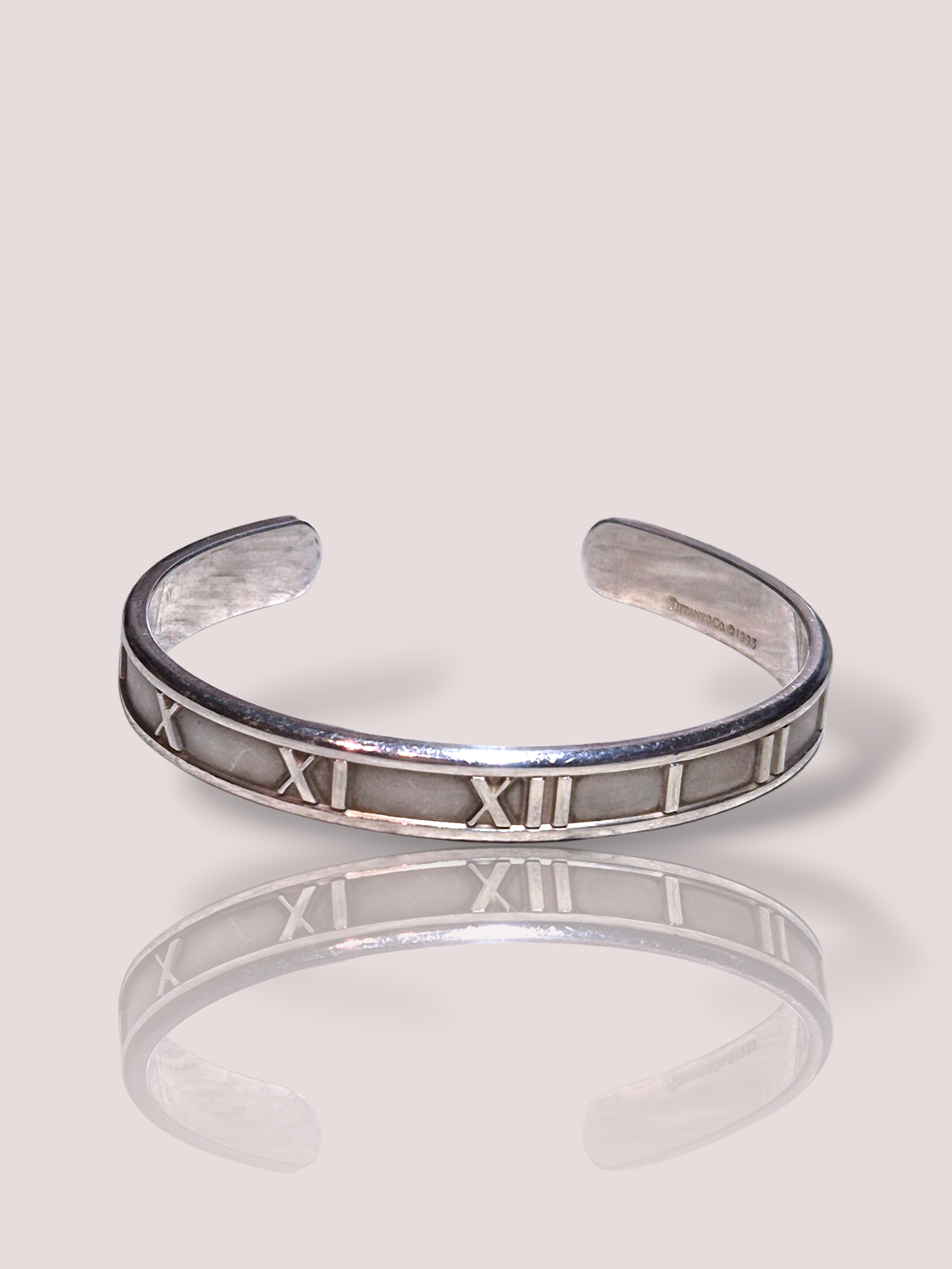De Vintage Tiffany & Co armband is een verfijnd zilveren sieraad met klassieke Romeinse cijfers. Deze stijlvolle armband behoort tot de categorie sieraden en is een type armband. Het beste te dragen als een elegant accessoire voor zowel dagelijkse als formele gelegenheden. Perfect te combineren met andere zilveren sieraden voor een complete look.
