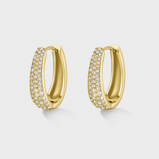 Voeg een beetje sprankeling toe aan je look met de Élevé Zirconia Drop Hoop oorbellen. Deze goudkleurige hoop oorbellen van 19 mm zijn versierd met zirkoniasteentjes.