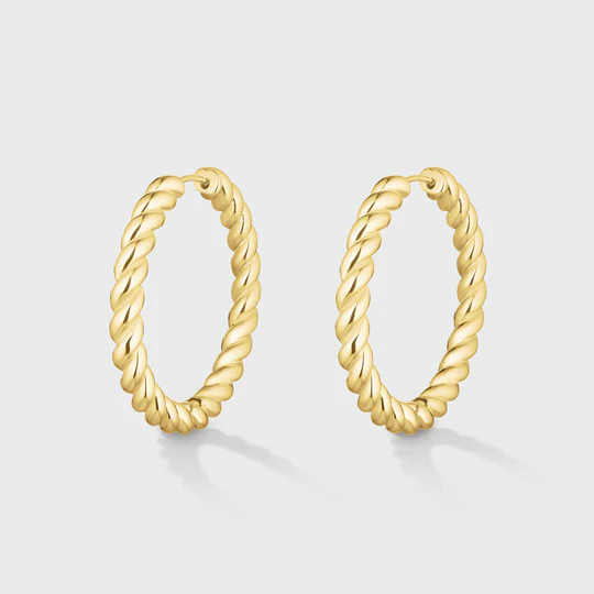 Voeg wat textuur toe aan je look met de goudkleurige Élevé Twisted Medium Hoop oorbellen. Deze 40 mm grote oorbellen van roestvrij staal hebben een gedraaide textuur.