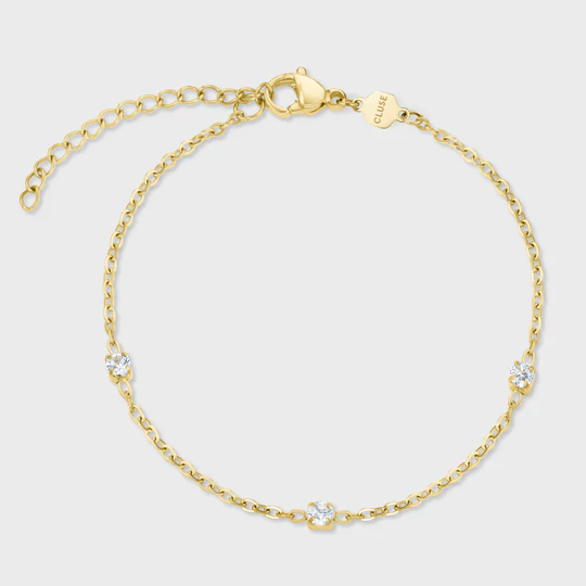 Voeg een beetje sprankeling toe aan je dagelijkse look met de goudkleurige Zirconia Chain armband. Versierd met drie witte zirkoniasteentjes voor een subtiele glans op je pols. De roestvrijstalen Zirconia Chain armband is verstelbaar in maat van min. 160 mm tot max. 200 mm