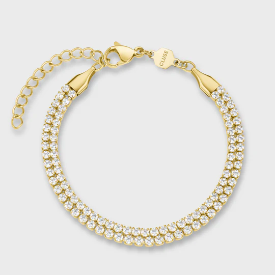 Voeg een beetje sprankeling toe aan je dagelijkse look met de goudkleurige Double Tennis armband. De armband is verstelbaar in maat van min 160 mm tot max 200 mm.
Vanwege de plaatsing van de stenen adviseren wij je deze armband niet te dragen in combinatie met mesh-tops, panty's of wollen truien.