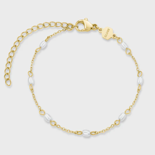 De goudkleurige Essentielle Pearl Chain armband heeft een roestvrijstalen ketting met glazen parels. De armband is verstelbaar in maat van minimaal 160 mm tot maximaal 200 mm. Hij past perfect bij de goudkleurige Essentielle Pearl Chain Ketting.