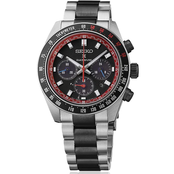 De gelimiteerde editie van 4.000 stuks wereldwijd hanteert het opvallende kleurenschema van de 240Z. Het DATSUN-logo verschijnt om 12 uur, met de gravure van het historische winnende model op de achterkant van de kast. De typografie en tachymeter bezel verwijzen naar het cockpit van de rallywagen en maken van het horloge een stijlvolle hommage. Technisch gezien is het gebaseerd op de SPEEDTIMER Solar Chronograph met solartechnologie, Lumibrite-coating en ge&iuml;ntegreerd roestvrijstalen armband.