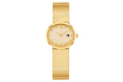 Tommy Hilfiger TH1782847 Horloge Dames Staal 25x22mm
Dit specifieke horloge van Tommy Hilfiger uit de Moira serie met artikelnr: TH1782847 is een casual dameshorloge die niet in je collectie mag ontbreken. Het stalen goudkleurige dameshorloge heeft een ovale kast met een gladde rand met daarin de naam Hilfiger gegraveerd. Op de goudkleurige geborstelde sunray wijzerplaat zijn de Romeinse 12 en 6 en kristallen duidelijk aanwezig. Vanuit de kast loopt een fijne goudkleurige milanese band met een druksluiting. Het horloge heeft een mineraalglas, een afmeting van 25x22mm en is 3ATM.  

Het merk:
Sinds de lancering van het merk in 1985 is Tommy Hilfiger wereldwijd bekend geworden als pionier van de klassieke Amerikaanse coole stijl. Geïnspireerd door de iconische popcultuur en het Amerikaanse erfgoed. De dames en herencollectie van dit seizoen bestaan uit minimalistische silhouetten en rustieke lederen details. De herenhorlogecollectie biedt iconische uurwerken met roestvrijstalen, lederen en siliconen banden.

Specificaties:
- Mineraalglas
- Ovale kast 25x22mm
- Stalen goudkleurige kast
- Zilverkleurige wijzerplaat
- Stalen goudkleurige milanese band
- Kristal
- 3ATM
