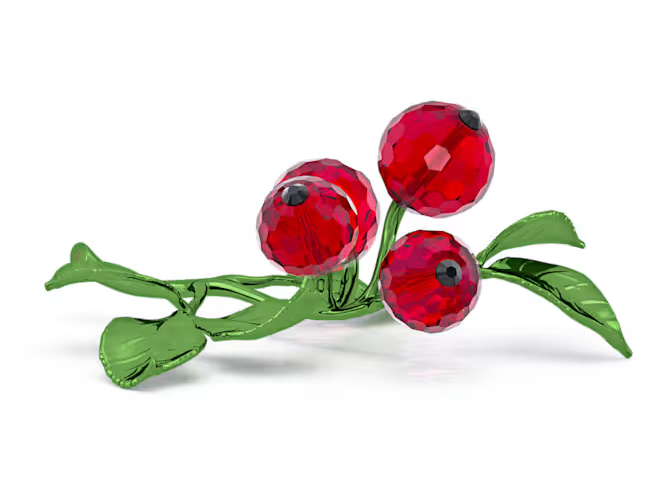 Verrijk uw interieur tijdens de feestdagen met deze weelderige rode bessen van Swarovski. De delicate vruchten zijn vervaardigd met in totaal 584 facetten, terwijl de glanzende stelen en bladeren zijn gemaakt van groen gelakt metaal. Een wonderschoon manier om de schoonheid van de natuur naar elke tafel te brengen. Decoratieobject. Geen speelgoed. Niet geschikt voor kinderen jonger dan 15 jaar.