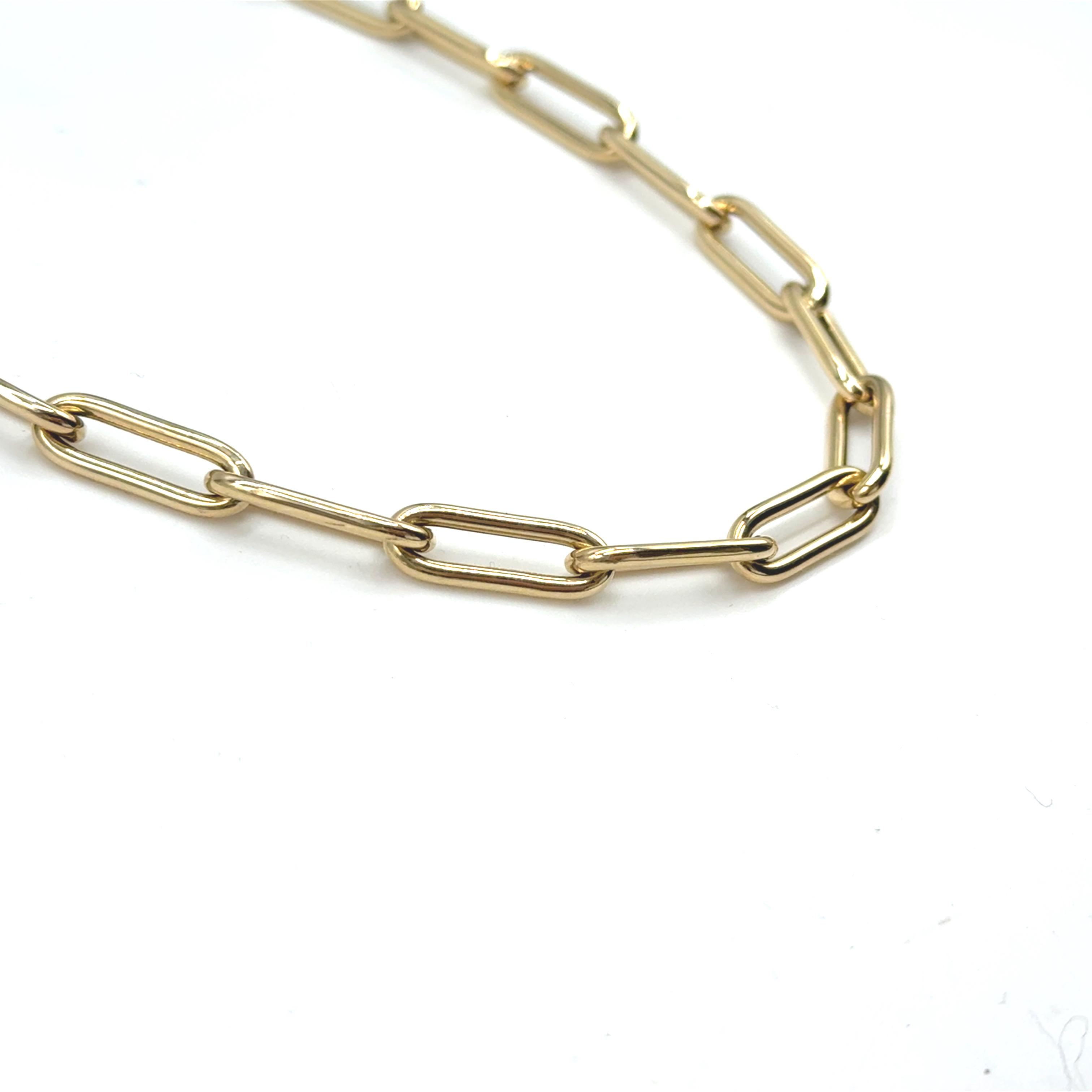 Deze prachtige 14k gouden paperclip ketting, modelnummer JRK12, is een massief sieraad van 14,7 gram met een glanzende afwerking. De ketting heeft een lengte van 45 cm en een breedte van 6 mm, perfect voor dagelijks gebruik of speciale gelegenheden. Draag deze stijlvolle gouden ketting solo of combineer met andere kettingen voor een gelaagde look.