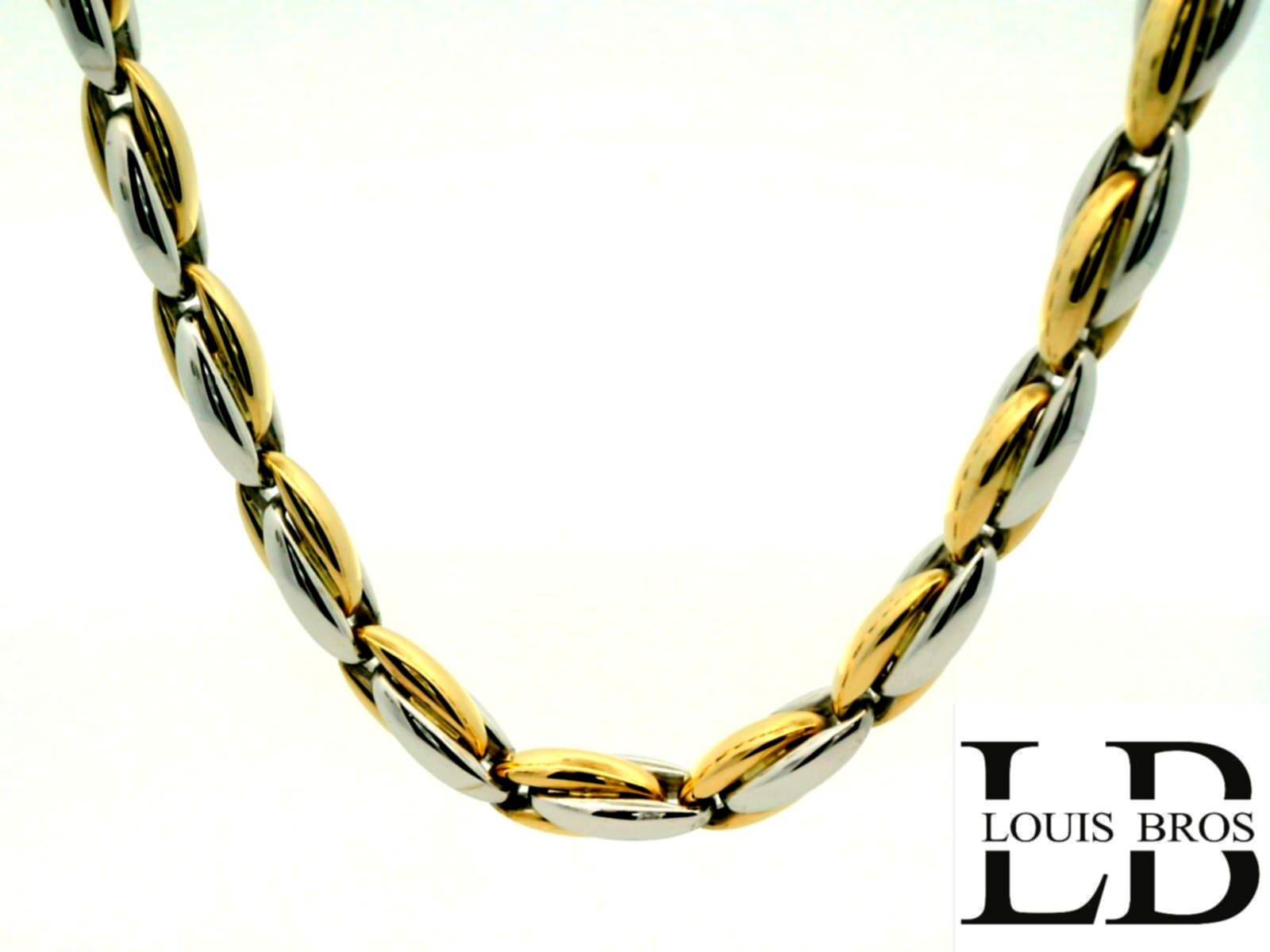 Dit verfijnde damescollier is vervaardigd uit 14 karaat bicolor goud (23.43 gr) en combineert de warme gloed van geelgoud met de elegante schittering van witgoud. Het speelse, maar toch chique ontwerp straalt luxe en tijdloze klasse uit, waardoor dit collier een echte blikvanger is bij elke gelegenheid. Exclusief verkrijgbaar bij Juwelier Louis Bros, is dit sieraad een symbool van vakmanschap, elegantie en stijl – een juweel dat generaties lang zijn schoonheid behoudt.
Het collier is verkrijgbaar in verschillende lengtes.