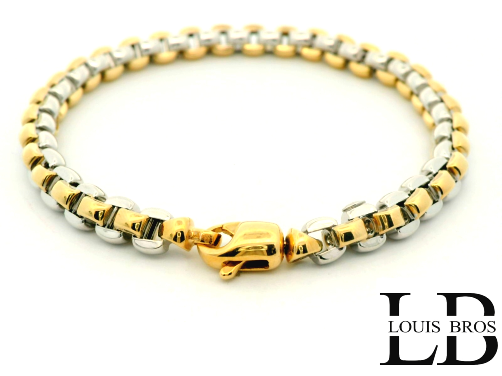 Deze elegante damesarmband is vervaardigd uit 14 karaat bicolor goud (14.40 gr) en combineert op subtiele wijze de warme glans van geelgoud met de verfijnde schittering van witgoud. Het chique en tijdloze design maakt dit sieraad tot een echte klassieker die moeiteloos bij elke gelegenheid gedragen kan worden. Een armband die elegantie en stijl uitstraalt en generaties lang zijn schoonheid behoudt.
De armband is verkrijgbaar in verschillende lengtes.