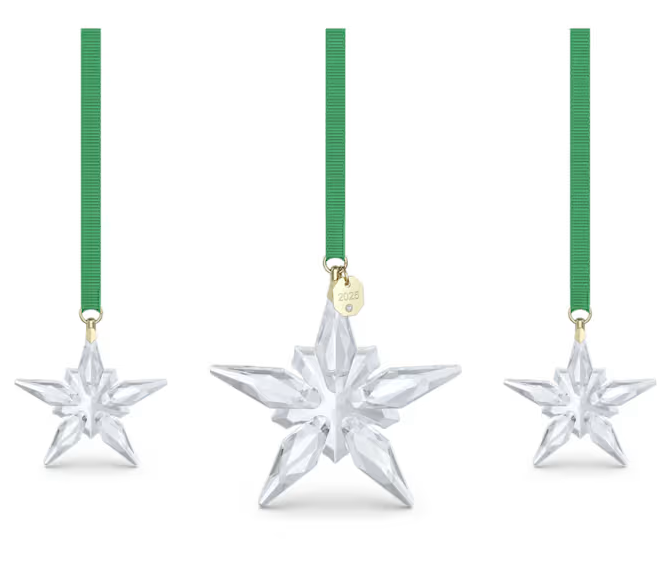 Deze magische set voor de feestdagen zet de iconische traditie van Swarovski&rsquo;s Annual Edition Ornamenten voort. De set bestaat uit drie heldere sterren, vervaardigd met in totaal 570 facetten, die zijn ge&iuml;nspireerd door de sereniteit van de nachtelijke hemel. Elke ster hangt aan een groen ripsband lint met accenten met een champagnegoudkleurige toplaag, terwijl op het label van de grote ster ook een gravure van het jaar 2025 staat. Deze aandenkenset, speciaal ontworpen voor de feestdagen, is een elegant cadeau of een pronkstuk in uw eigen feestelijke inrichting. Decoratieobject. Geen speelgoed. Niet geschikt voor kinderen jonger dan 15 jaar.