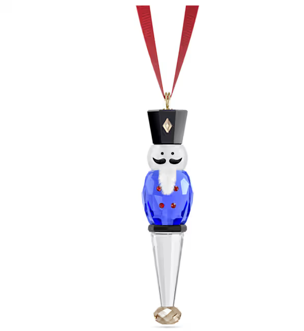 Geïnspireerd door een van de meest geliefde en tijdloze personages van het seizoen, straalt deze kristallen decoratie eindejaarsvreugde uit. De notenkraker, vervaardigd met 270 facetten, is gekleed in een blauwe jas met delicate rode knopen en is verder gedecoreerd met een witte stoffen baard. De decoratie is opgehangen aan een rood ripsband lint en is een leuke manier om traditie en vreugde in uw feestdageninrichting te brengen. Decoratieobject. Geen speelgoed. Niet geschikt voor kinderen jonger dan 15 jaar.

Artikelnr.: 5701868
Formaat: 7.6 x 1.8 x 1.7 cm
Ontwerper:  Michele Blasilli
Materiaal:  Kristallen, Polyester
Kleur:  Blauw
Collectie:  Holiday Cheers