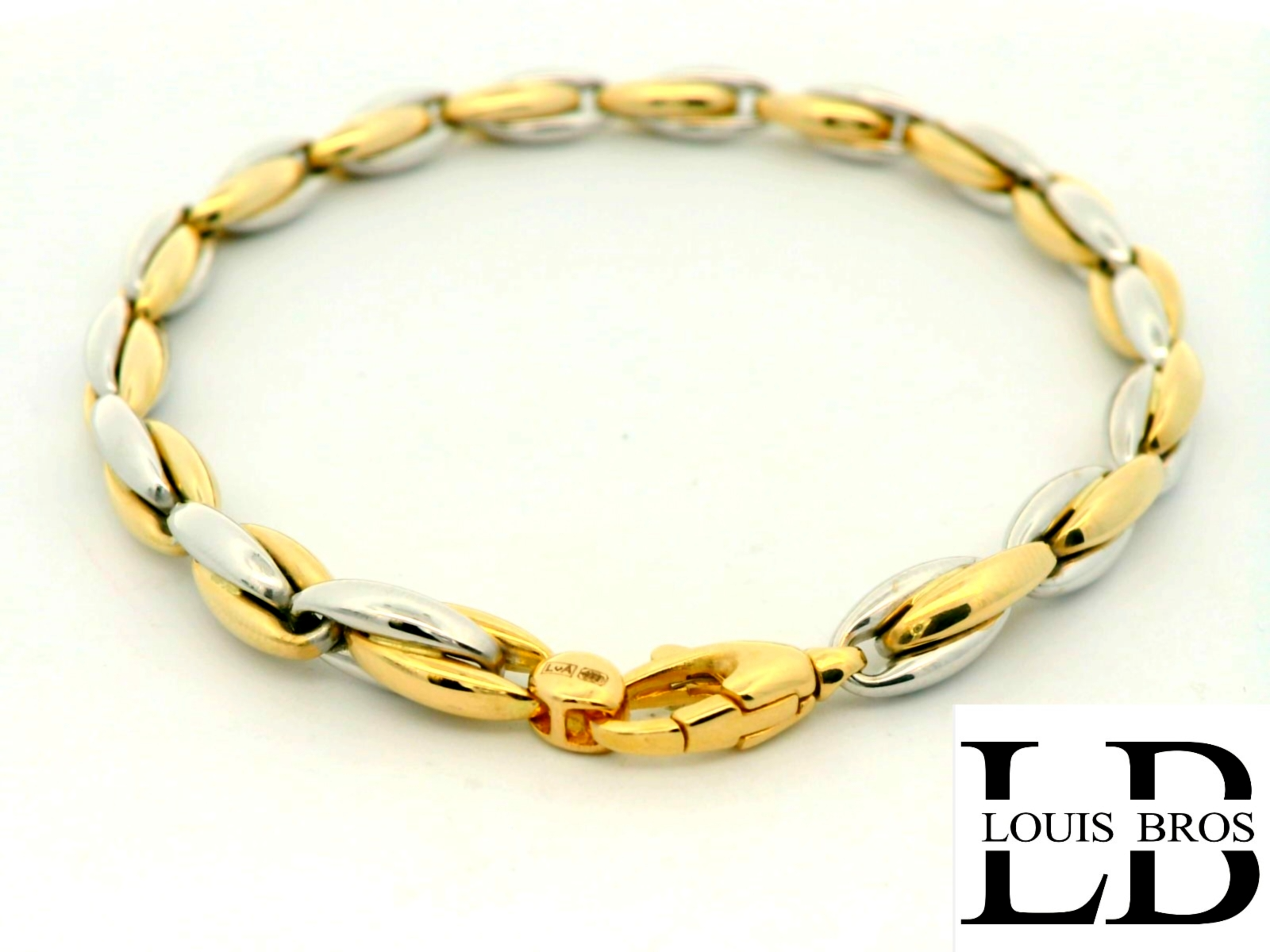 Deze elegante damesarmband is vervaardigd uit 14 karaat bicolor goud (10.57 gr) en combineert op subtiele wijze de warme glans van geelgoud met de verfijnde schittering van witgoud. Het chique en tijdloze design maakt dit sieraad tot een echte klassieker die moeiteloos bij elke gelegenheid gedragen kan worden. Een armband die elegantie en stijl uitstraalt en generaties lang zijn schoonheid behoudt.
De armband is verkrijgbaar in verschillende lengtes.