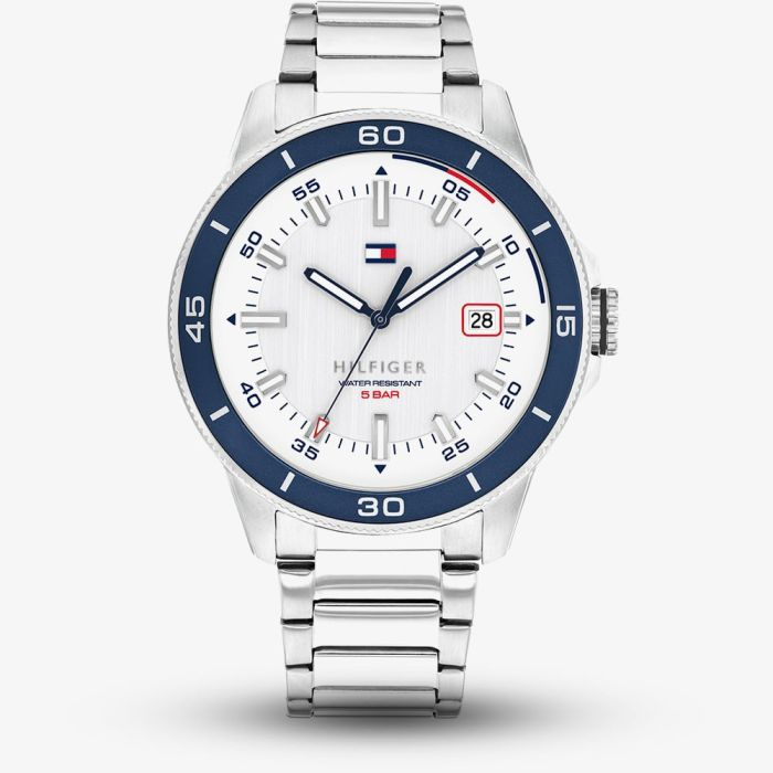 Tommy Hilfiger TH1792227 Horloge Heren Staal 43mm
Dit specifieke horloge van Tommy Hilfiger uit de Remy serie met artikelnr: TH1792227 is een sportief herenhorloge die niet in je collectie mag ontbreken. Het stalen herenhorloge heeft een ronde kast met een blauwe aluminium bezel en een witte geschuurde wijzerplaat met een datum. Aan de kast zit een stalen schakelband met een vouwsluiting. Het horloge heeft een mineraalglas, een doorsnee van 43mm en is 5ATM.  

Het merk:
Sinds de lancering van het merk in 1985 is Tommy Hilfiger wereldwijd bekend geworden als pionier van de klassieke Amerikaanse coole stijl. Geïnspireerd door de iconische popcultuur en het Amerikaanse erfgoed. De dames en herencollectie van dit seizoen bestaan uit minimalistische silhouetten en rustieke lederen details. De herenhorlogecollectie biedt iconische uurwerken met roestvrijstalen, lederen en siliconen banden.

Specificaties:
- Mineraalglas
- Ronde kast 43mm
- Stalen kast
- Witte wijzerplaat
- Stalen schakelband 
- 5ATM