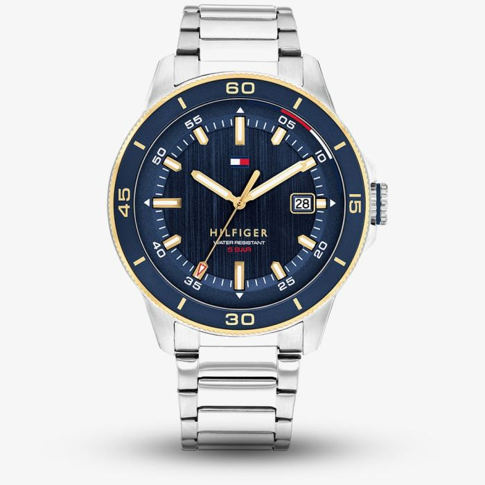 Tommy Hilfiger TH1792229 Horloge Heren Staal 43mm
Dit specifieke horloge van Tommy Hilfiger uit de Remy serie met artikelnr: TH1792229 is een sportief herenhorloge die niet in je collectie mag ontbreken. Het stalen herenhorloge heeft een ronde kast met een blauwe aluminium bezel en een blauwe geschuurde wijzerplaat met een datum. Aan de kast zit een stalen schakelband met een vouwsluiting. Het horloge heeft een mineraalglas, een doorsnee van 43mm en is 5ATM.  

Het merk:
Sinds de lancering van het merk in 1985 is Tommy Hilfiger wereldwijd bekend geworden als pionier van de klassieke Amerikaanse coole stijl. Geïnspireerd door de iconische popcultuur en het Amerikaanse erfgoed. De dames en herencollectie van dit seizoen bestaan uit minimalistische silhouetten en rustieke lederen details. De herenhorlogecollectie biedt iconische uurwerken met roestvrijstalen, lederen en siliconen banden.

Specificaties:
- Mineraalglas
- Ronde kast 43mm
- Stalen kast
- Blauwe wijzerplaat
- Stalen schakelband 
- 5ATM