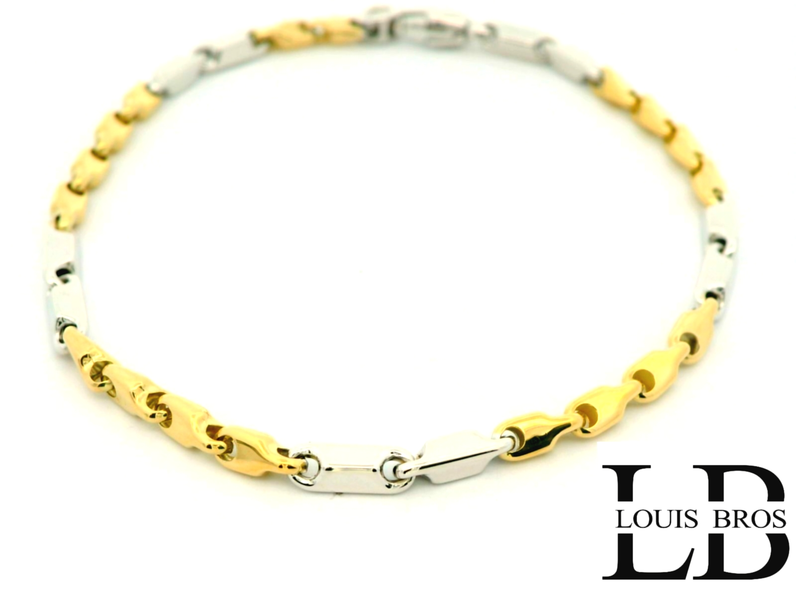 Deze elegante damesarmband is vervaardigd uit 14 karaat bicolor goud (5.29 gr) en combineert op subtiele wijze de warme glans van geelgoud met de verfijnde schittering van witgoud. Het chique en tijdloze design maakt dit sieraad tot een echte klassieker die moeiteloos bij elke gelegenheid gedragen kan worden. Een armband die elegantie en stijl uitstraalt en generaties lang zijn schoonheid behoudt.
De armband is verkrijgbaar in verschillende lengtes.