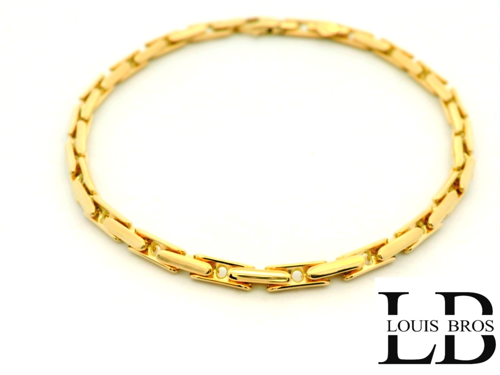 Deze damesarmband is vervaardigd uit 14 karaat geelgoud (6.09 gr) en straalt subtiele luxe en verfijning uit. Het chique en tijdloze ontwerp maakt dit sieraad tot een veelzijdig accessoire dat moeiteloos bij iedere stijl en gelegenheid past. Dankzij de warme glans van het goud is deze armband een echte klassieker die generaties lang zijn schoonheid behoudt.
De armband is verkrijgbaar in verschillende lengtes.
