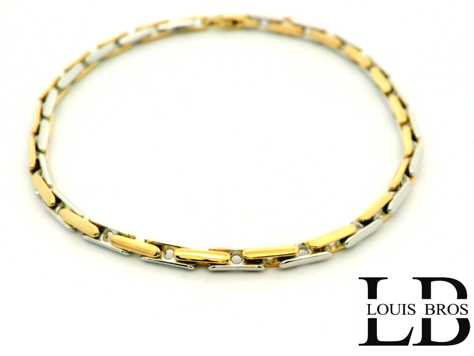 Deze elegante damesarmband is vervaardigd uit 14 karaat bicolor goud (6.24 gr) en combineert op subtiele wijze de warme glans van geelgoud met de verfijnde schittering van witgoud. Het chique en tijdloze design maakt dit sieraad tot een echte klassieker die moeiteloos bij elke gelegenheid gedragen kan worden. Een armband die elegantie en stijl uitstraalt en generaties lang zijn schoonheid behoudt.
De armband is verkrijgbaar in verschillende lengtes.