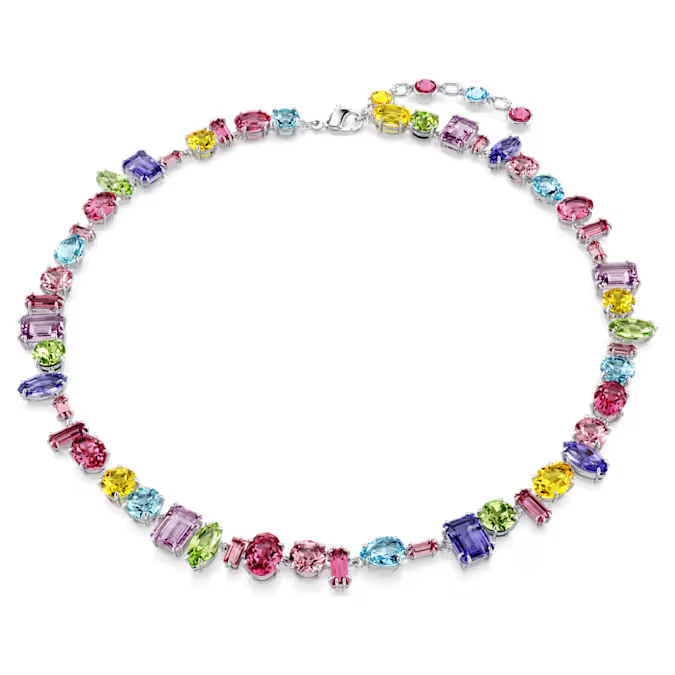 Deze opvallende ketting uit de Gema-lijn bevat meerdere prachtige kristallen met verschillende slijpvormen en kleuren. Met dit sieraad met Boheemse invloeden en glamoureuze uitvoering maakt u een vrolijk statement en geeft u uw stemming een boost, hoe u het ook draagt.
